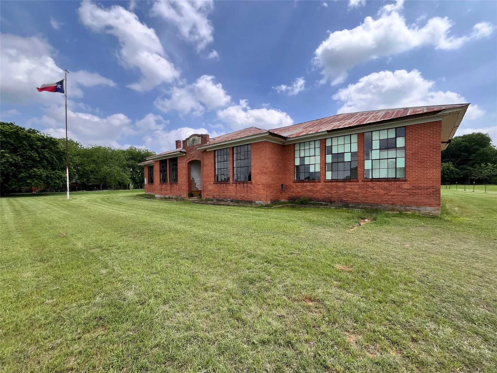 Single Family Residence For Sale in Montague County , 3673 FM 103, Nocona, Texas 76255, 2 Bedroom, 2 Bathroom, Garage spaces, 7,000 Sqft, built in 1924, mls#21390521, Real Estate Agent in Nocona, Homes For Sale in Montague county, Homes For Sale in Nocona, Realtor in Nocona Texas, Real Estate Brokerage Independent Realty Texas, Luminita Cordes Realtor