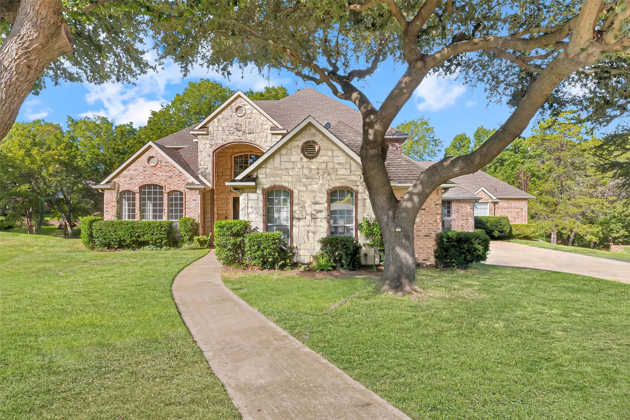 Single Family Residence For Sale in Dallas County , 902 Glen Meadow Court, Garland, Texas 75044, 4 Bedroom, 4 Bathroom, 3 Garage spaces, 3,911 Sqft, built in 1998, mls#21386547, Real Estate Agent in Garland, Homes For Sale in Dallas county, Homes For Sale in Garland, Realtor in Garland Texas, Real Estate Brokerage Independent Realty Texas, Luminita Cordes Realtor