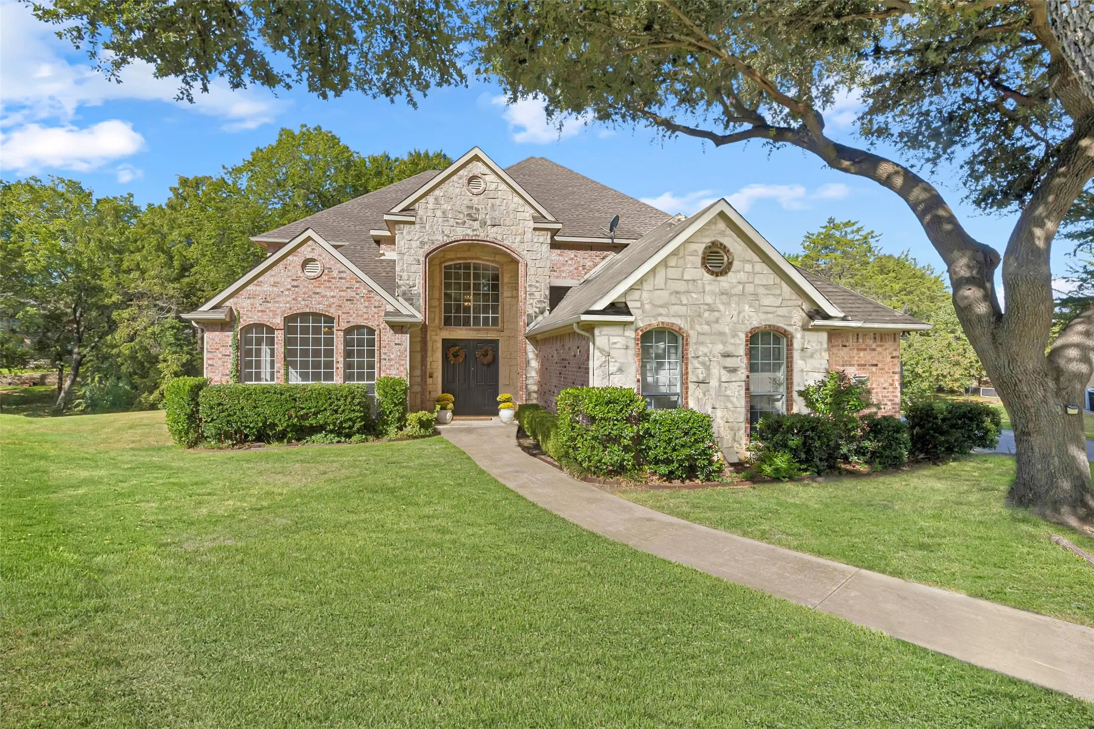 Single Family Residence For Sale in Dallas County , 902 Glen Meadow Court, Garland, Texas 75044, 4 Bedroom, 4 Bathroom, 3 Garage spaces, 3,911 Sqft, built in 1998, mls#21386547, Real Estate Agent in Garland, Homes For Sale in Dallas county, Homes For Sale in Garland, Realtor in Garland Texas, Real Estate Brokerage Independent Realty Texas, Luminita Cordes Realtor