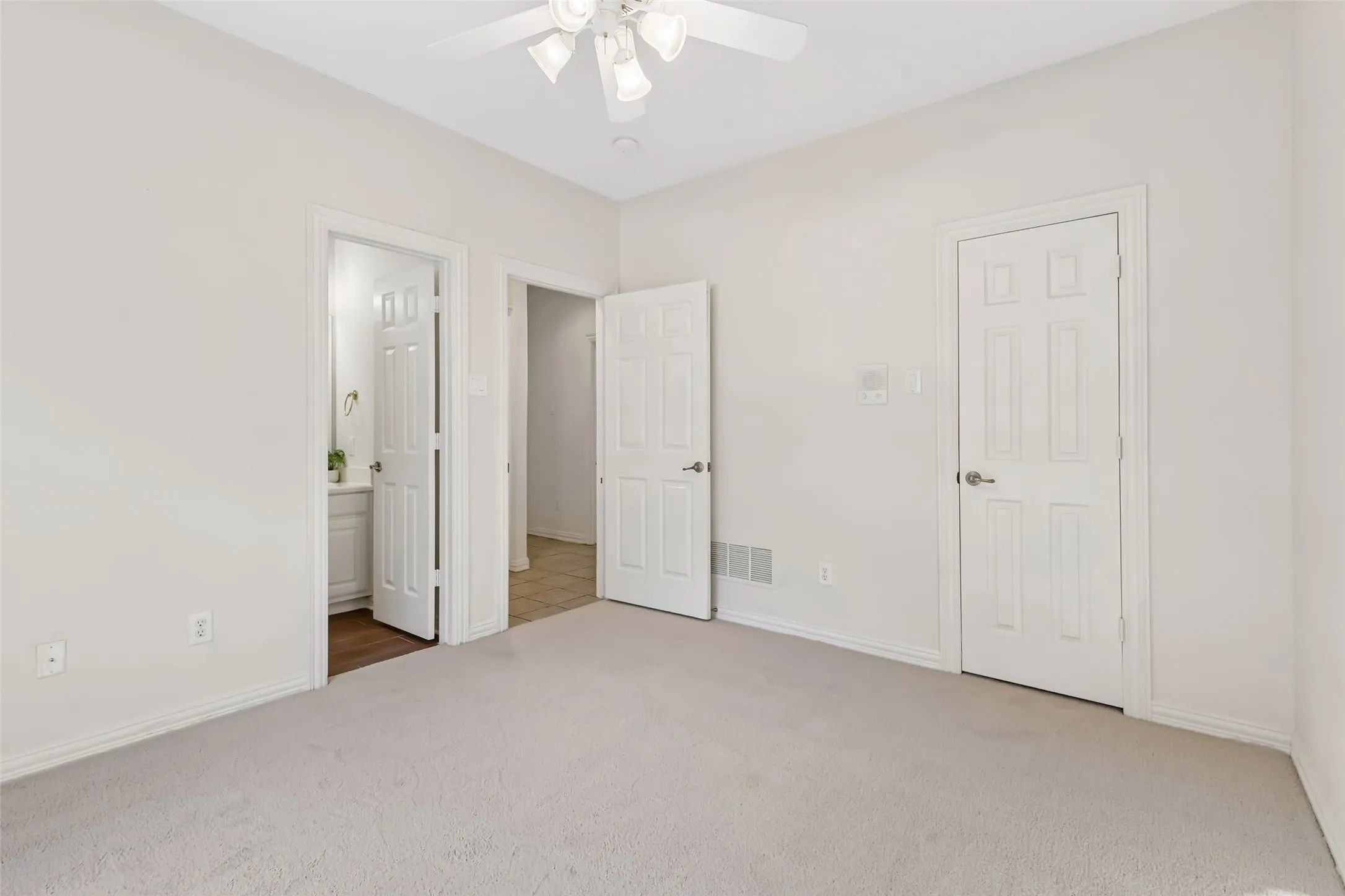 Single Family Residence For Sale in Dallas County , 902 Glen Meadow Court, Garland, Texas 75044, 4 Bedroom, 4 Bathroom, 3 Garage spaces, 3,911 Sqft, built in 1998, mls#21386547, Real Estate Agent in Garland, Homes For Sale in Dallas county, Homes For Sale in Garland, Realtor in Garland Texas, Real Estate Brokerage Independent Realty Texas, Luminita Cordes Realtor