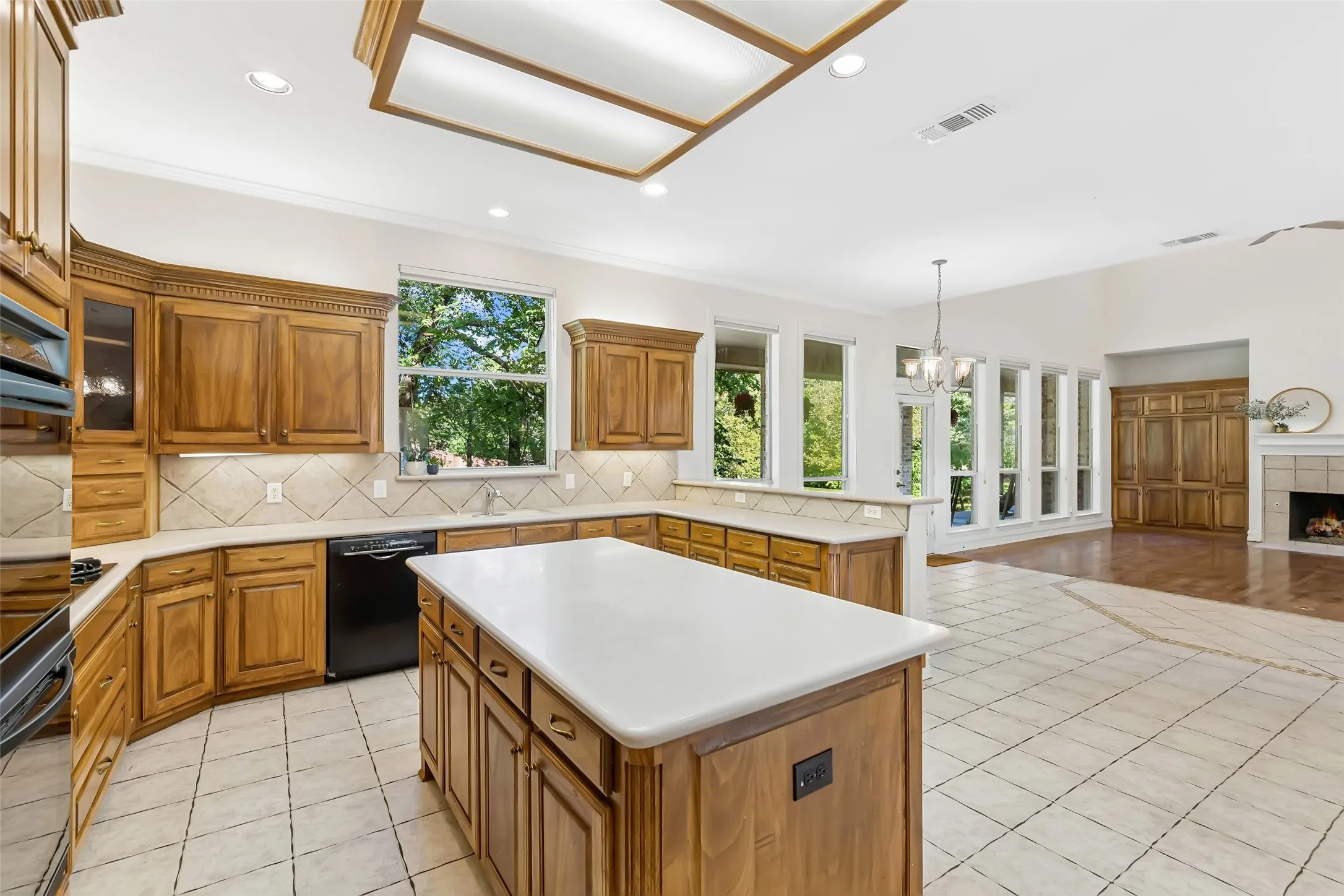 Single Family Residence For Sale in Dallas County , 902 Glen Meadow Court, Garland, Texas 75044, 4 Bedroom, 4 Bathroom, 3 Garage spaces, 3,911 Sqft, built in 1998, mls#21386547, Real Estate Agent in Garland, Homes For Sale in Dallas county, Homes For Sale in Garland, Realtor in Garland Texas, Real Estate Brokerage Independent Realty Texas, Luminita Cordes Realtor