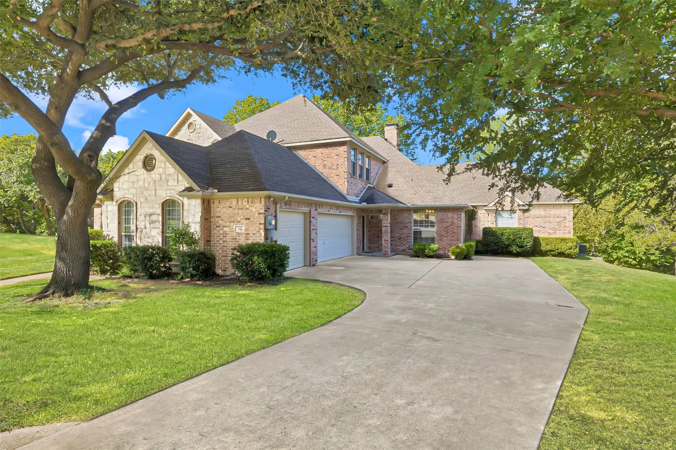 Single Family Residence For Sale in Dallas County , 902 Glen Meadow Court, Garland, Texas 75044, 4 Bedroom, 4 Bathroom, 3 Garage spaces, 3,911 Sqft, built in 1998, mls#21386547, Real Estate Agent in Garland, Homes For Sale in Dallas county, Homes For Sale in Garland, Realtor in Garland Texas, Real Estate Brokerage Independent Realty Texas, Luminita Cordes Realtor