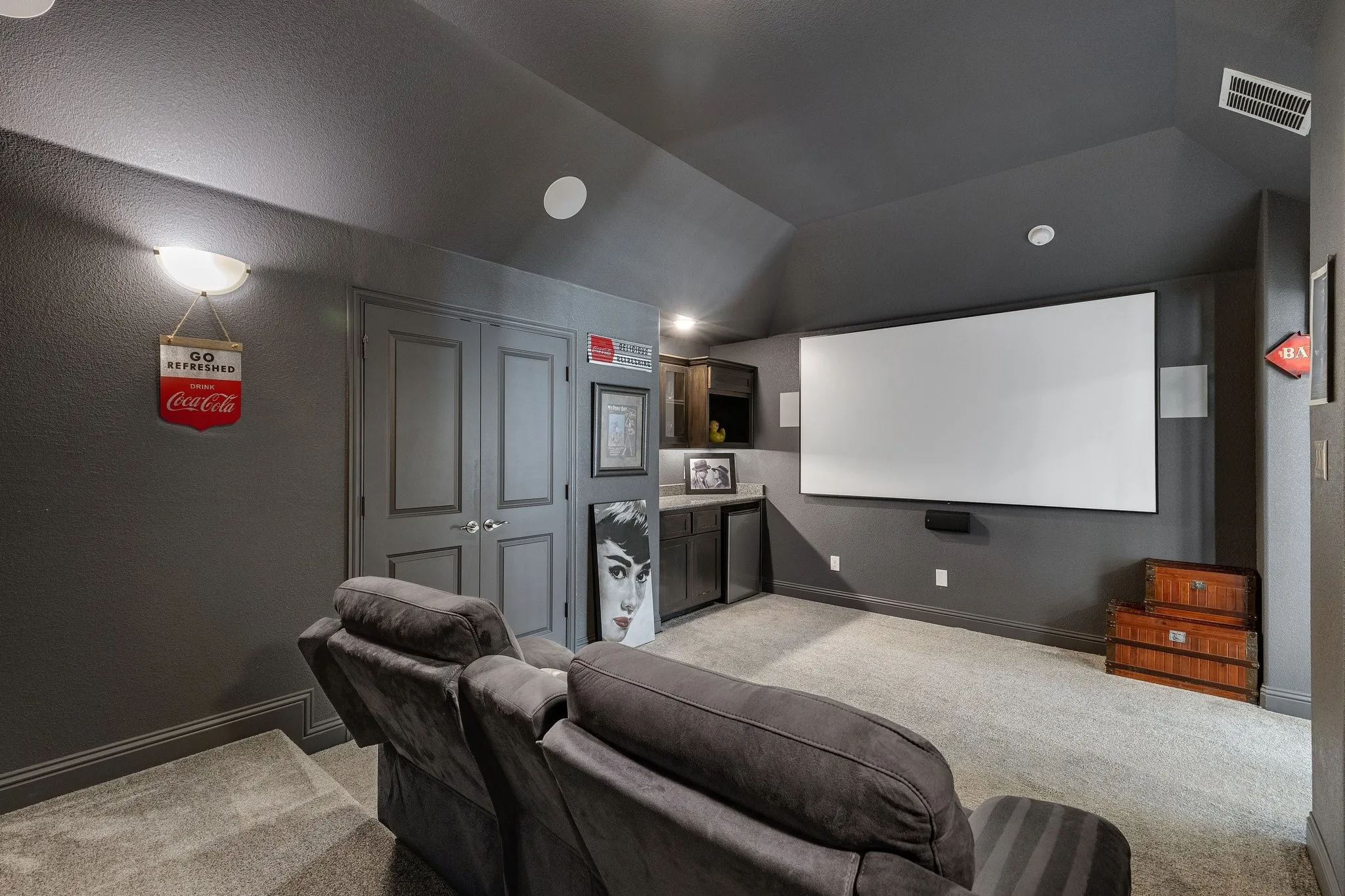 Wall-mounted screen with integrated speakers