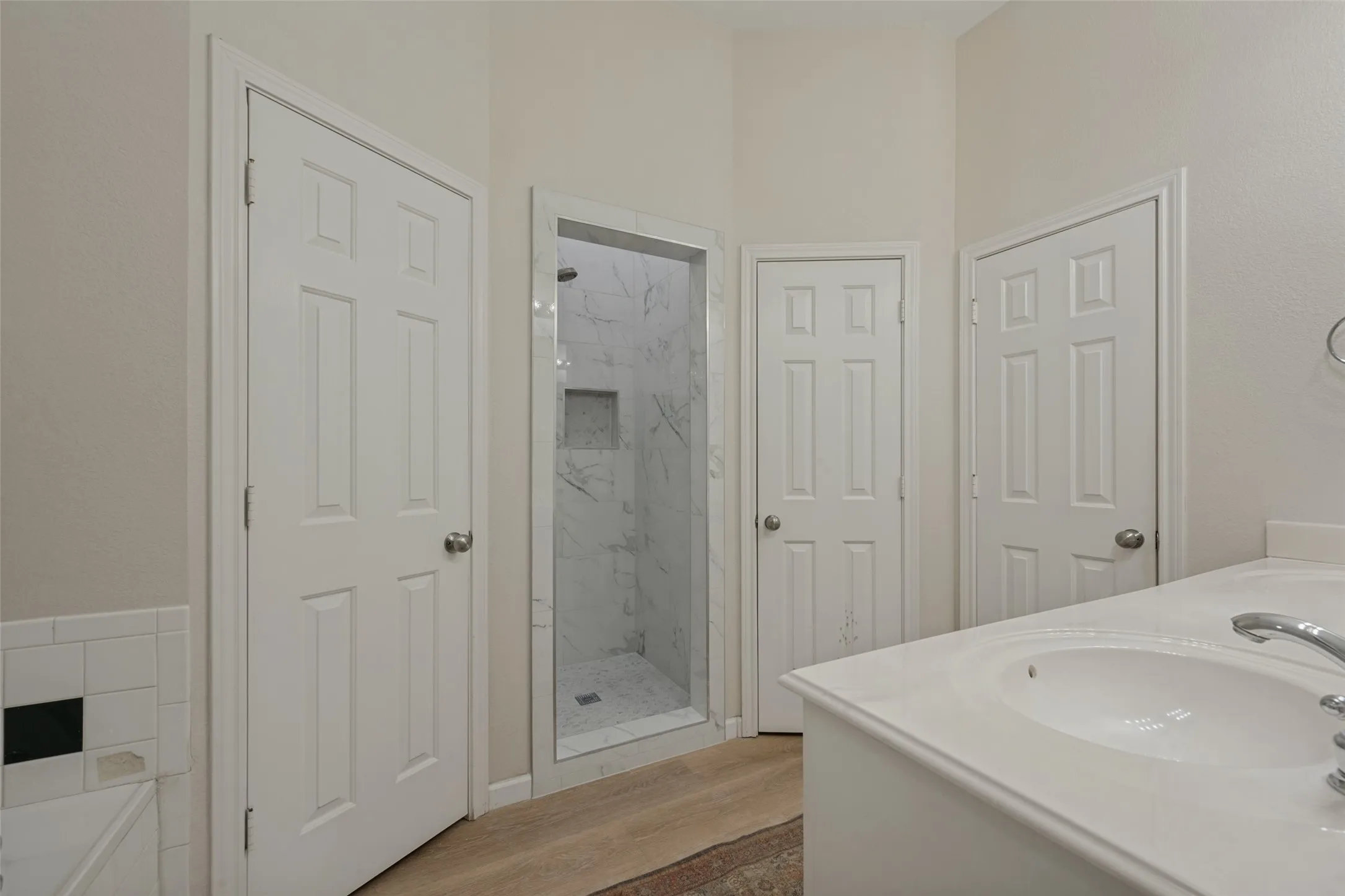 Primary bath with double sinks, separate shower and garden tub.