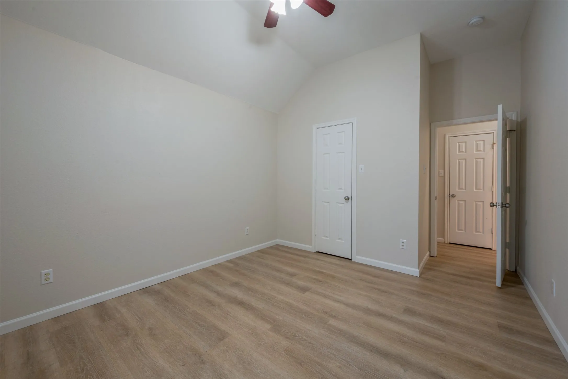 Second guest bedroom with walkin closet.