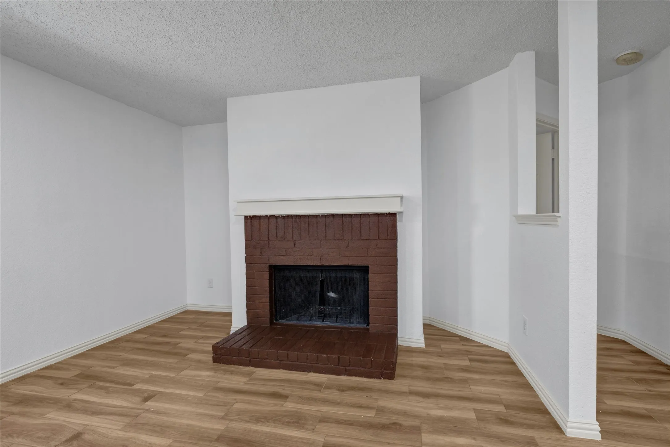 Single Family Residence For Rent in Tarrant County , 5132 Bedfordshire Drive, Fort Worth, Texas 76135, 4 Bedroom, 2 Bathroom, 2 Garage spaces, 2,105 Sqft, built in 2001, mls#21390512, Real Estate Agent in Fort Worth, Homes For Rent in Tarrant county, Homes For Rent in Fort Worth, Realtor in Fort Worth Texas, Real Estate Brokerage Independent Realty Texas, Luminita Cordes Realtor