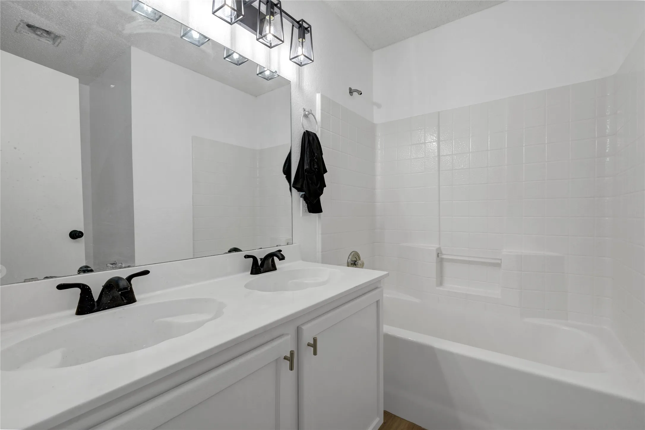 Single Family Residence For Rent in Tarrant County , 5132 Bedfordshire Drive, Fort Worth, Texas 76135, 4 Bedroom, 2 Bathroom, 2 Garage spaces, 2,105 Sqft, built in 2001, mls#21390512, Real Estate Agent in Fort Worth, Homes For Rent in Tarrant county, Homes For Rent in Fort Worth, Realtor in Fort Worth Texas, Real Estate Brokerage Independent Realty Texas, Luminita Cordes Realtor