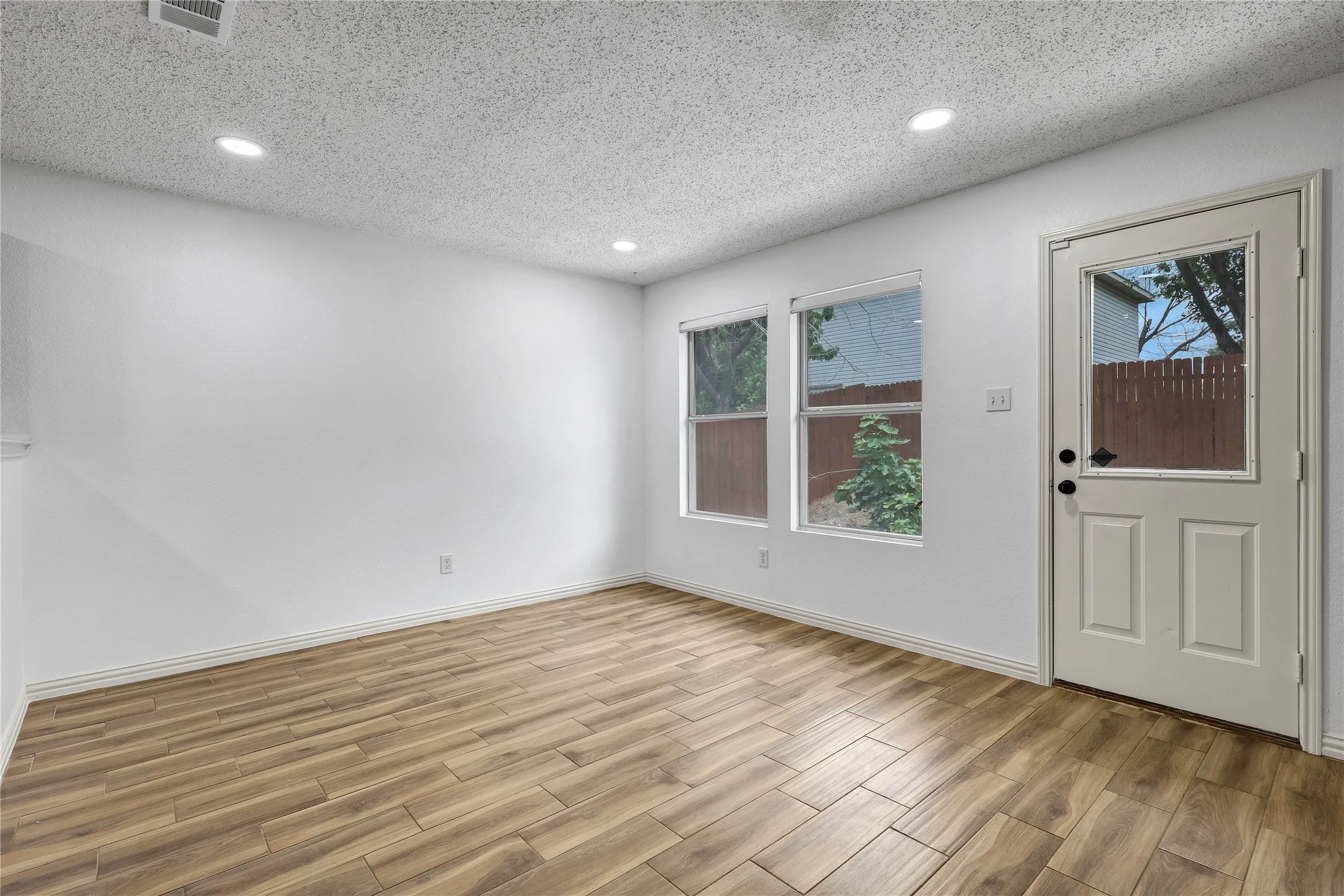 Single Family Residence For Rent in Tarrant County , 5132 Bedfordshire Drive, Fort Worth, Texas 76135, 4 Bedroom, 2 Bathroom, 2 Garage spaces, 2,105 Sqft, built in 2001, mls#21390512, Real Estate Agent in Fort Worth, Homes For Rent in Tarrant county, Homes For Rent in Fort Worth, Realtor in Fort Worth Texas, Real Estate Brokerage Independent Realty Texas, Luminita Cordes Realtor