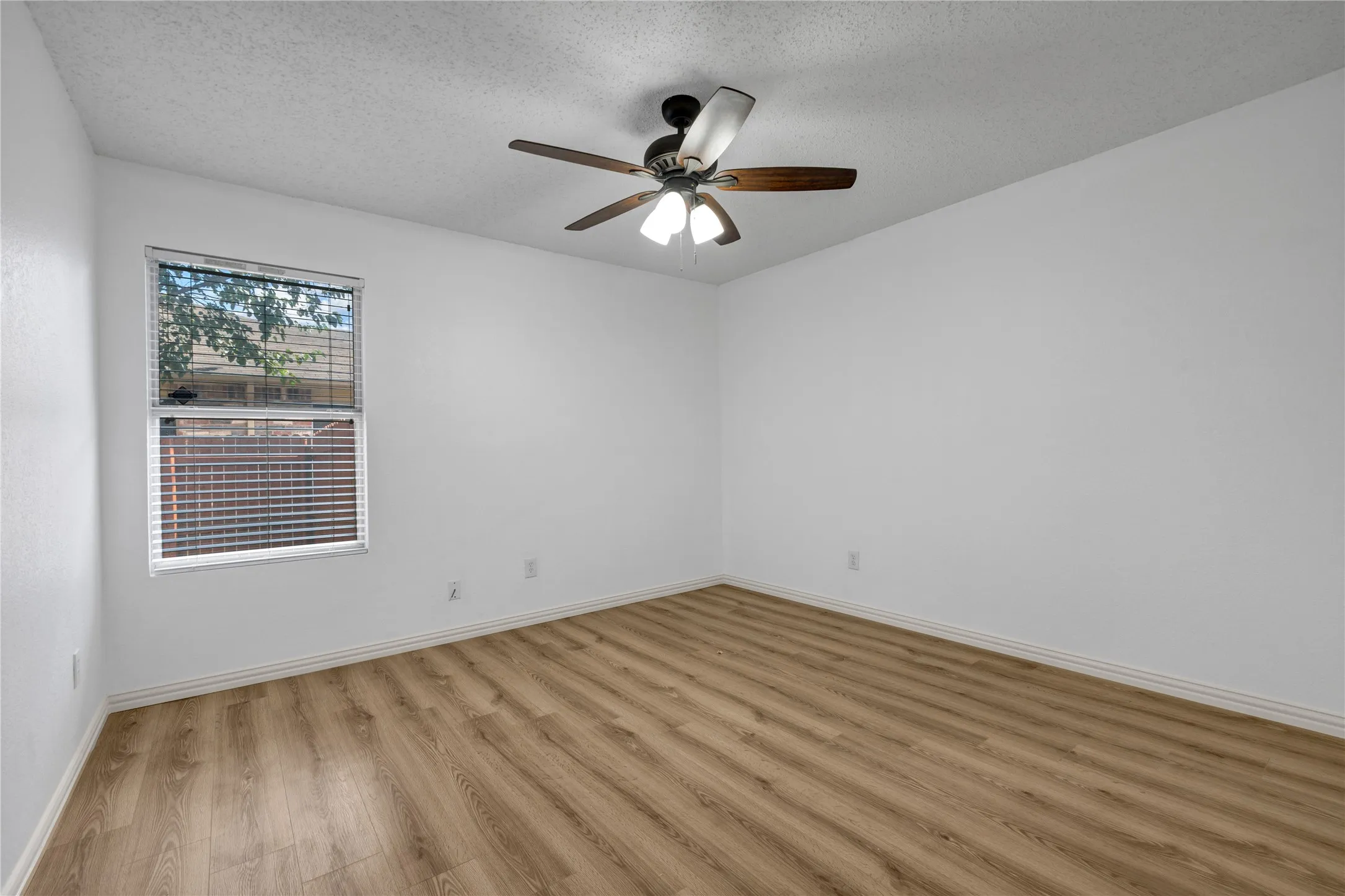 Single Family Residence For Rent in Tarrant County , 5132 Bedfordshire Drive, Fort Worth, Texas 76135, 4 Bedroom, 2 Bathroom, 2 Garage spaces, 2,105 Sqft, built in 2001, mls#21390512, Real Estate Agent in Fort Worth, Homes For Rent in Tarrant county, Homes For Rent in Fort Worth, Realtor in Fort Worth Texas, Real Estate Brokerage Independent Realty Texas, Luminita Cordes Realtor