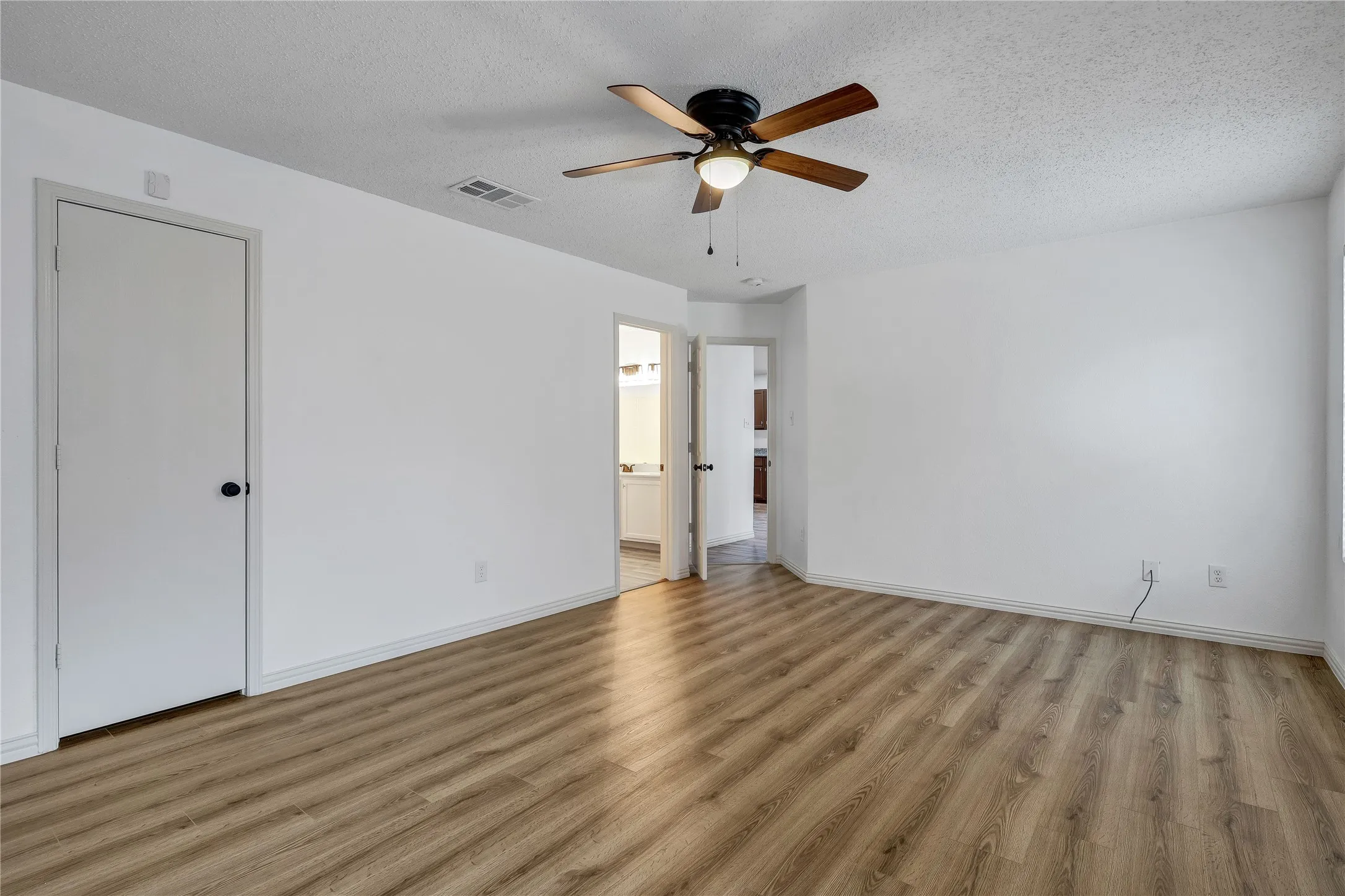 Single Family Residence For Rent in Tarrant County , 5132 Bedfordshire Drive, Fort Worth, Texas 76135, 4 Bedroom, 2 Bathroom, 2 Garage spaces, 2,105 Sqft, built in 2001, mls#21390512, Real Estate Agent in Fort Worth, Homes For Rent in Tarrant county, Homes For Rent in Fort Worth, Realtor in Fort Worth Texas, Real Estate Brokerage Independent Realty Texas, Luminita Cordes Realtor