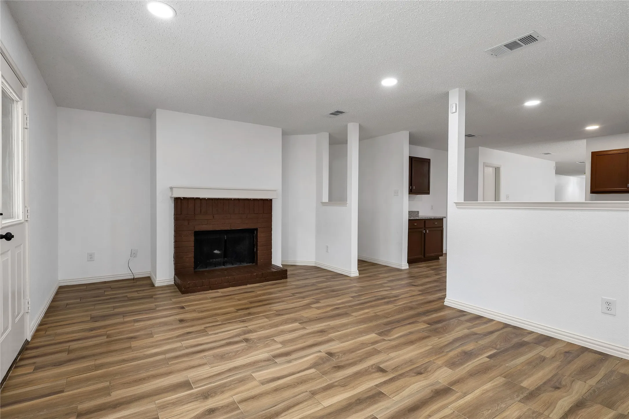 Single Family Residence For Rent in Tarrant County , 5132 Bedfordshire Drive, Fort Worth, Texas 76135, 4 Bedroom, 2 Bathroom, 2 Garage spaces, 2,105 Sqft, built in 2001, mls#21390512, Real Estate Agent in Fort Worth, Homes For Rent in Tarrant county, Homes For Rent in Fort Worth, Realtor in Fort Worth Texas, Real Estate Brokerage Independent Realty Texas, Luminita Cordes Realtor