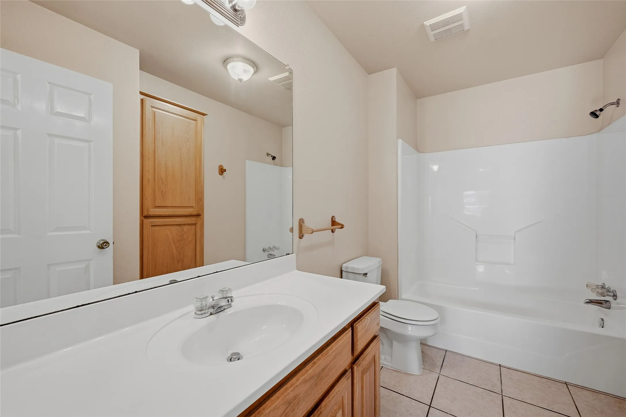 Duplex For Rent in Grayson County , 1017 Rice Street, Denison, Texas 75020, 2 Bedroom, 2 Bathroom, 1 Garage spaces, 1,013 Sqft, built in 2005, mls#21390532, Real Estate Agent in Denison, Homes For Rent in Grayson county, Homes For Rent in Denison, Realtor in Denison Texas, Real Estate Brokerage Independent Realty Texas, Luminita Cordes Realtor