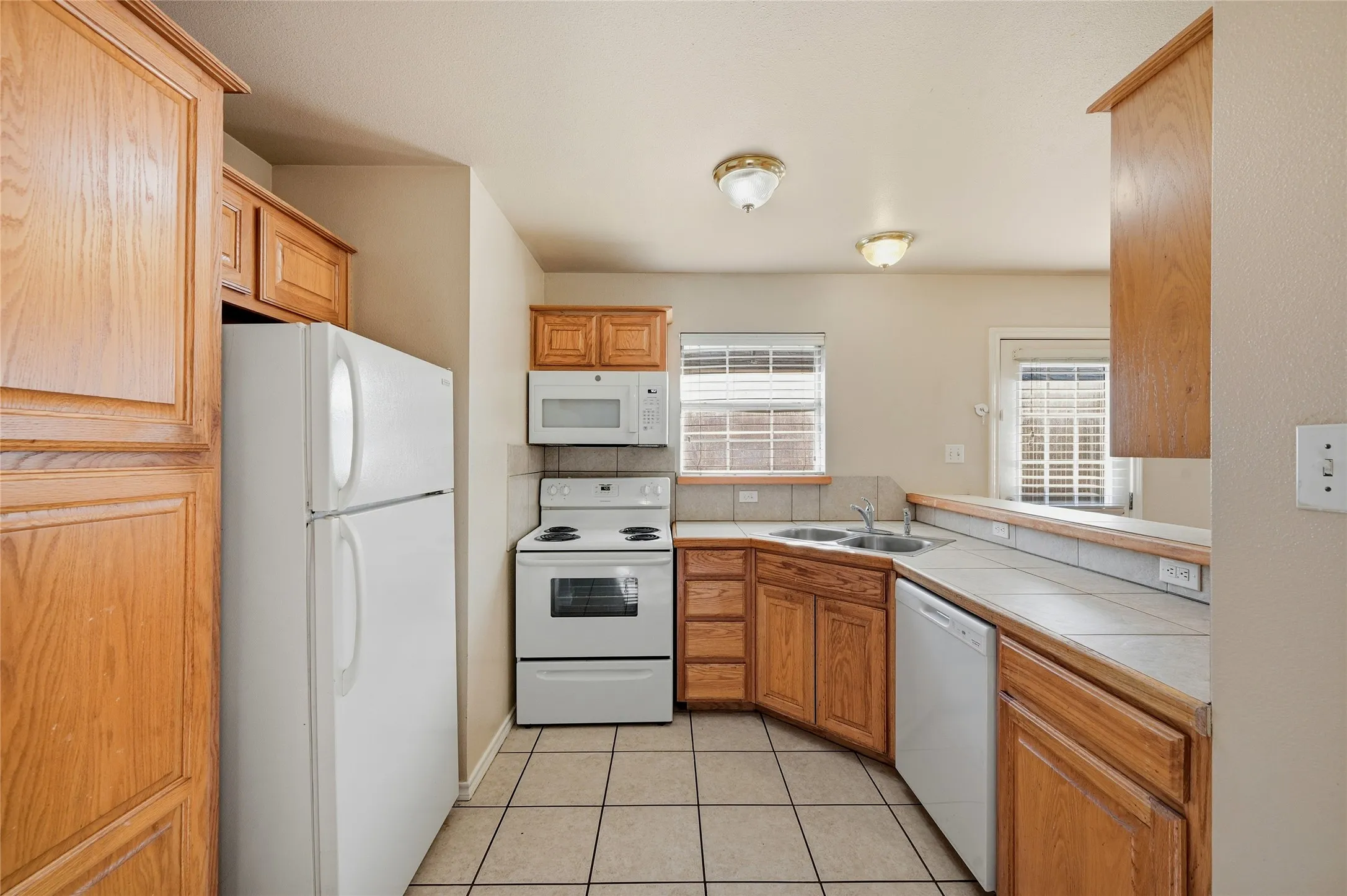 Duplex For Rent in Grayson County , 1017 Rice Street, Denison, Texas 75020, 2 Bedroom, 2 Bathroom, 1 Garage spaces, 1,013 Sqft, built in 2005, mls#21390532, Real Estate Agent in Denison, Homes For Rent in Grayson county, Homes For Rent in Denison, Realtor in Denison Texas, Real Estate Brokerage Independent Realty Texas, Luminita Cordes Realtor
