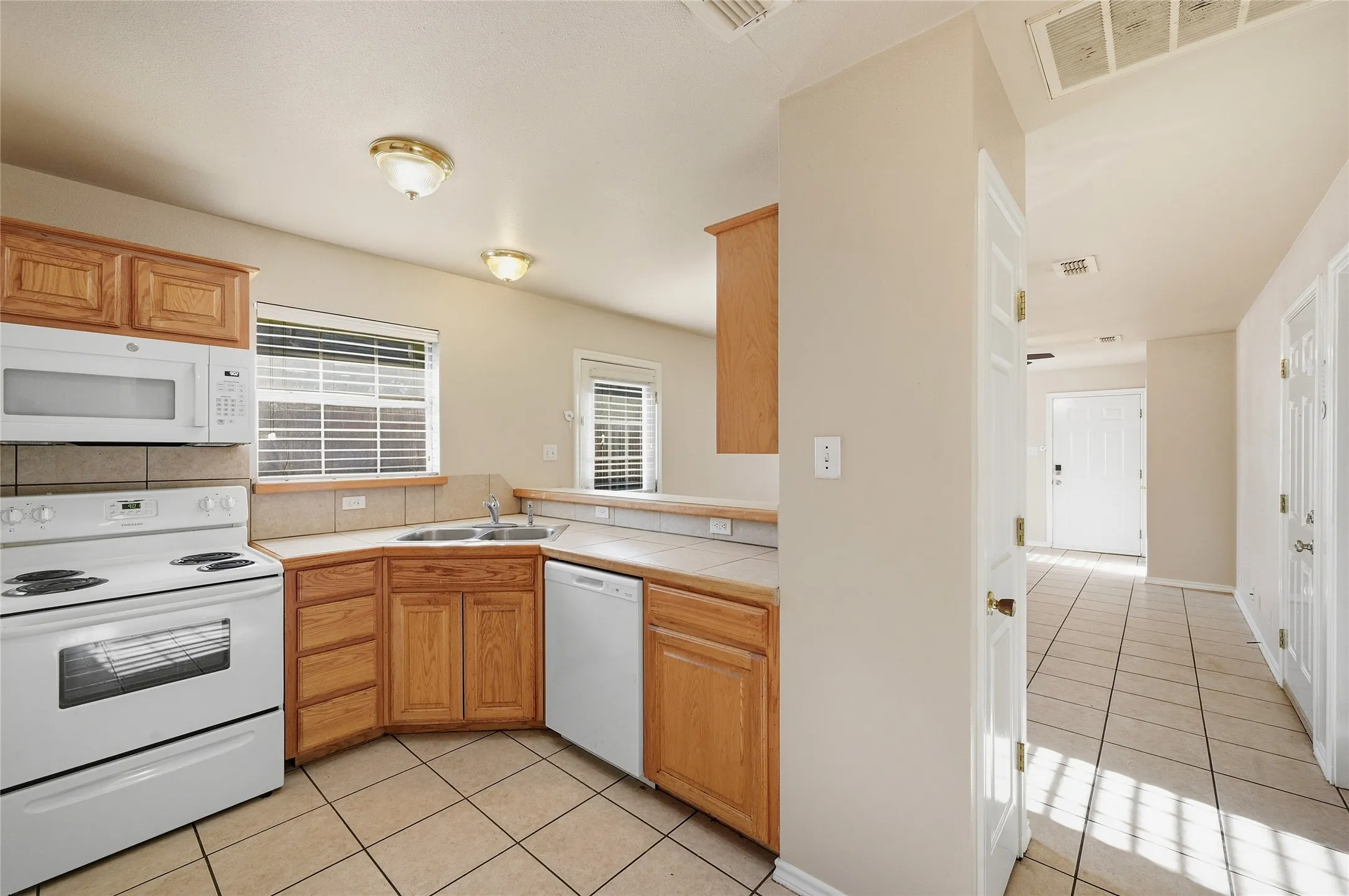 Duplex For Rent in Grayson County , 1017 Rice Street, Denison, Texas 75020, 2 Bedroom, 2 Bathroom, 1 Garage spaces, 1,013 Sqft, built in 2005, mls#21390532, Real Estate Agent in Denison, Homes For Rent in Grayson county, Homes For Rent in Denison, Realtor in Denison Texas, Real Estate Brokerage Independent Realty Texas, Luminita Cordes Realtor