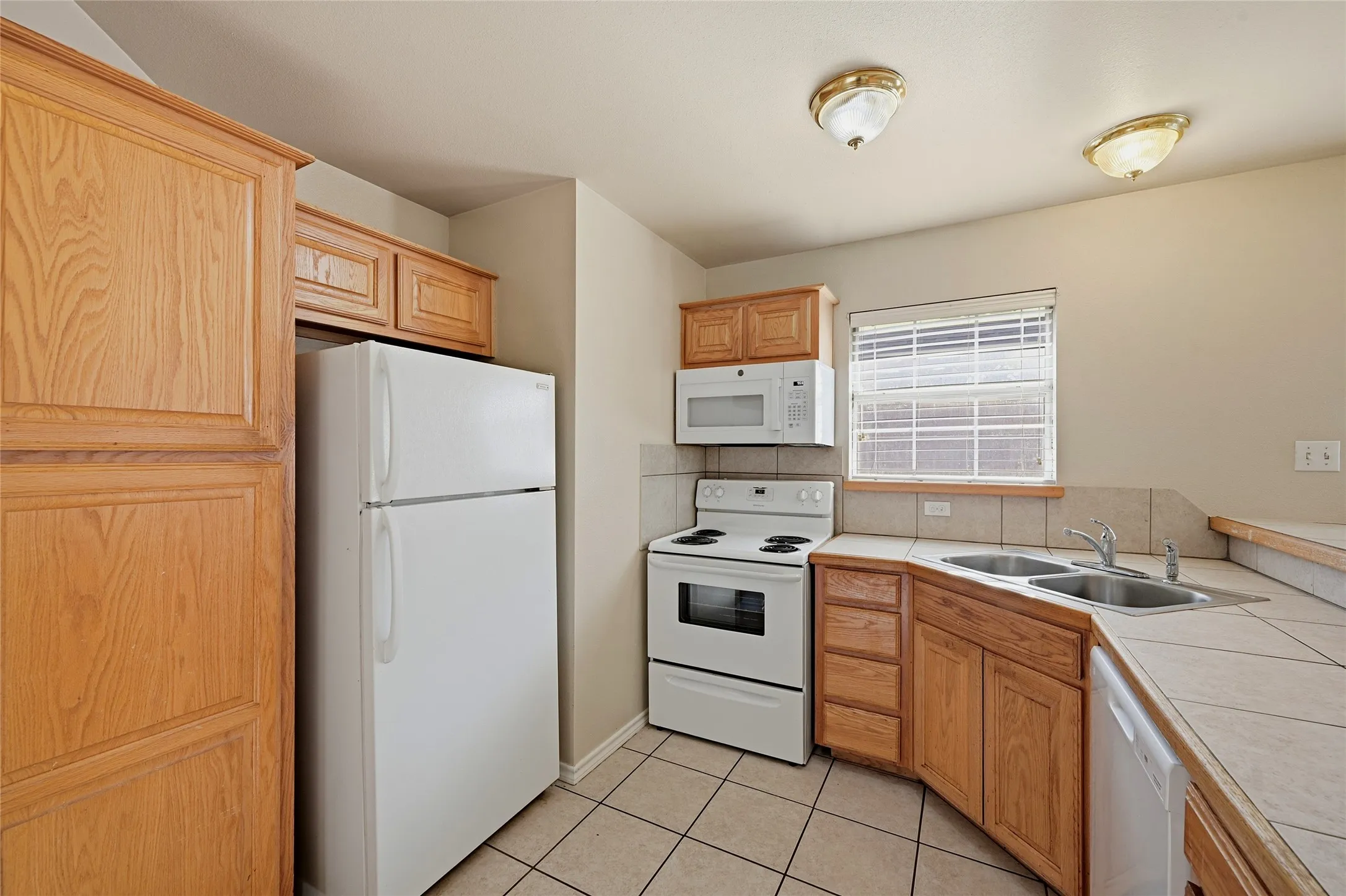 Duplex For Rent in Grayson County , 1017 Rice Street, Denison, Texas 75020, 2 Bedroom, 2 Bathroom, 1 Garage spaces, 1,013 Sqft, built in 2005, mls#21390532, Real Estate Agent in Denison, Homes For Rent in Grayson county, Homes For Rent in Denison, Realtor in Denison Texas, Real Estate Brokerage Independent Realty Texas, Luminita Cordes Realtor