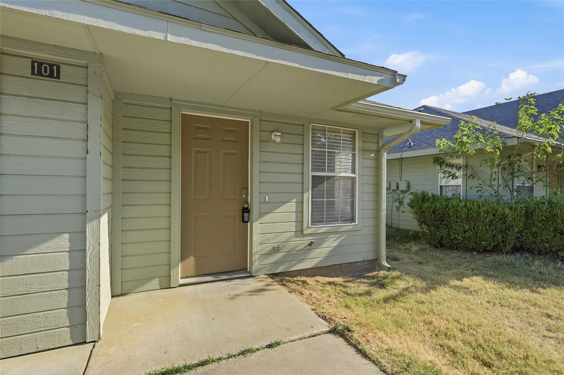 Duplex For Rent in Grayson County , 1017 Rice Street, Denison, Texas 75020, 2 Bedroom, 2 Bathroom, 1 Garage spaces, 1,013 Sqft, built in 2005, mls#21390532, Real Estate Agent in Denison, Homes For Rent in Grayson county, Homes For Rent in Denison, Realtor in Denison Texas, Real Estate Brokerage Independent Realty Texas, Luminita Cordes Realtor