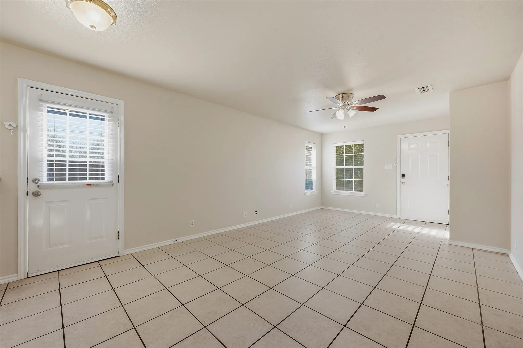Duplex For Rent in Grayson County , 1017 Rice Street, Denison, Texas 75020, 2 Bedroom, 2 Bathroom, 1 Garage spaces, 1,013 Sqft, built in 2005, mls#21390532, Real Estate Agent in Denison, Homes For Rent in Grayson county, Homes For Rent in Denison, Realtor in Denison Texas, Real Estate Brokerage Independent Realty Texas, Luminita Cordes Realtor