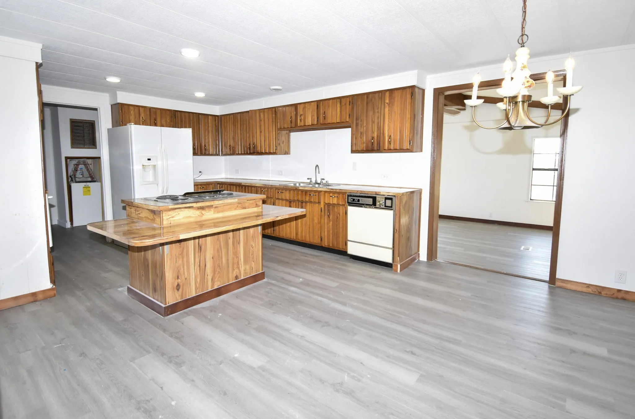 Single Family Residence For Sale in Mason County , 1105 Westmoreland, Mason, Texas 76856, 3 Bedroom, 2 Bathroom, Garage spaces, 2,236 Sqft, built in 1983, mls#21390529, Real Estate Agent in Mason, Homes For Sale in Mason county, Homes For Sale in Mason, Realtor in Mason Texas, Real Estate Brokerage Independent Realty Texas, Luminita Cordes Realtor