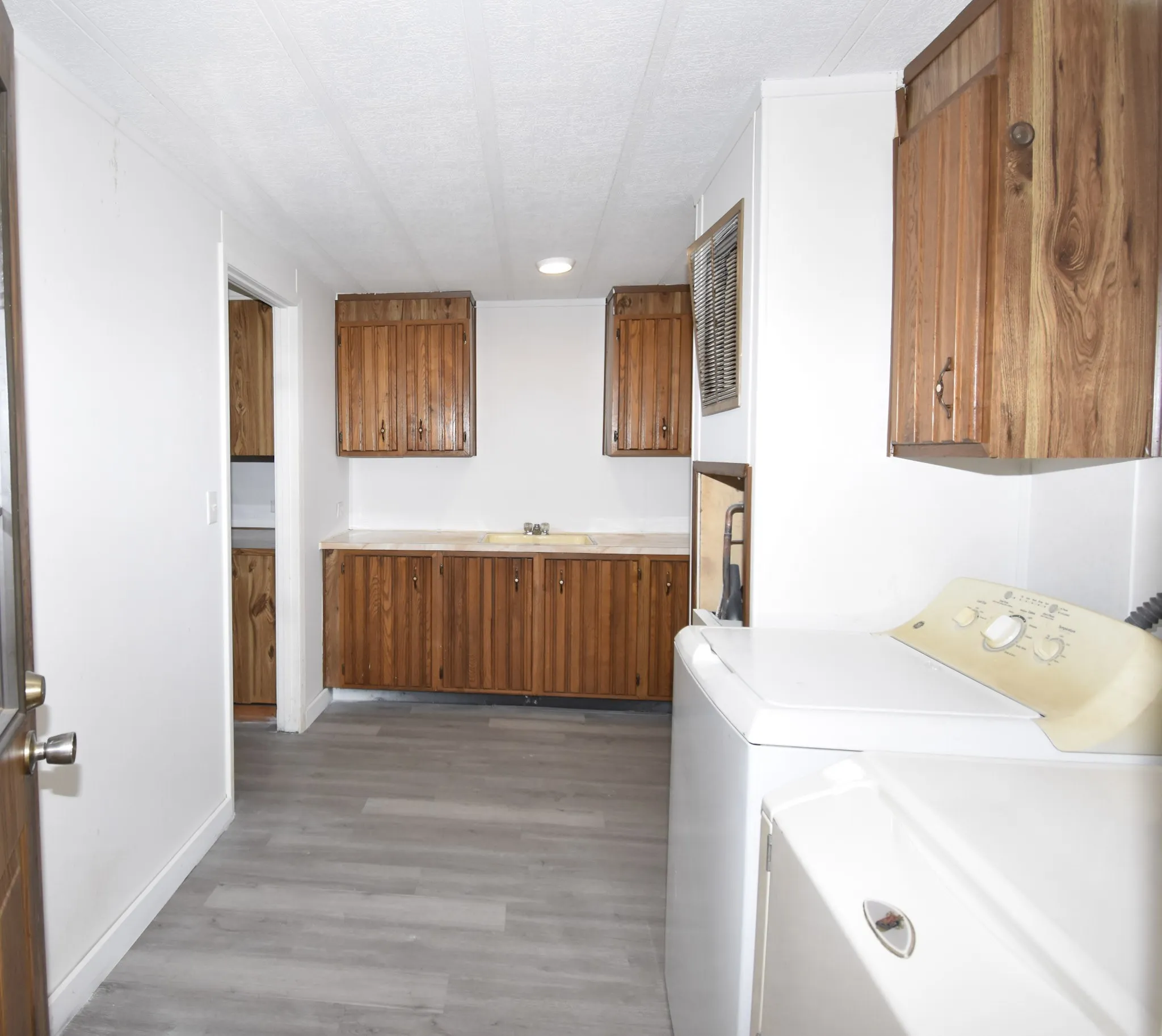 Single Family Residence For Sale in Mason County , 1105 Westmoreland, Mason, Texas 76856, 3 Bedroom, 2 Bathroom, Garage spaces, 2,236 Sqft, built in 1983, mls#21390529, Real Estate Agent in Mason, Homes For Sale in Mason county, Homes For Sale in Mason, Realtor in Mason Texas, Real Estate Brokerage Independent Realty Texas, Luminita Cordes Realtor