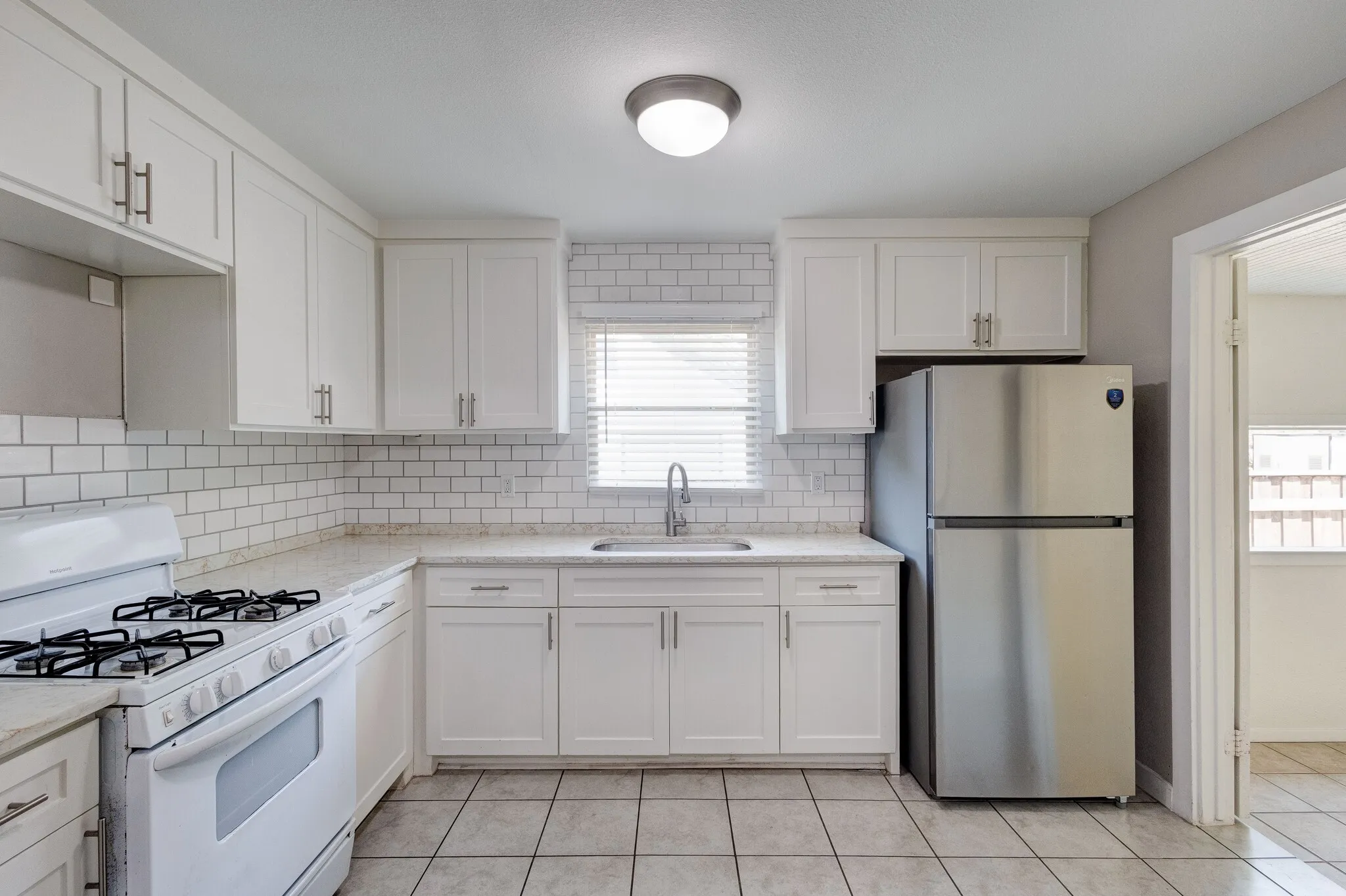 Single Family Residence For Sale in Tarrant County , 913 S Sargent Street, Fort Worth, Texas 76103, 2 Bedroom, 1 Bathroom, 1 Garage spaces, 924 Sqft, built in 1949, mls#21390483, Real Estate Agent in Fort Worth, Homes For Sale in Tarrant county, Homes For Sale in Fort Worth, Realtor in Fort Worth Texas, Real Estate Brokerage Independent Realty Texas, Luminita Cordes Realtor