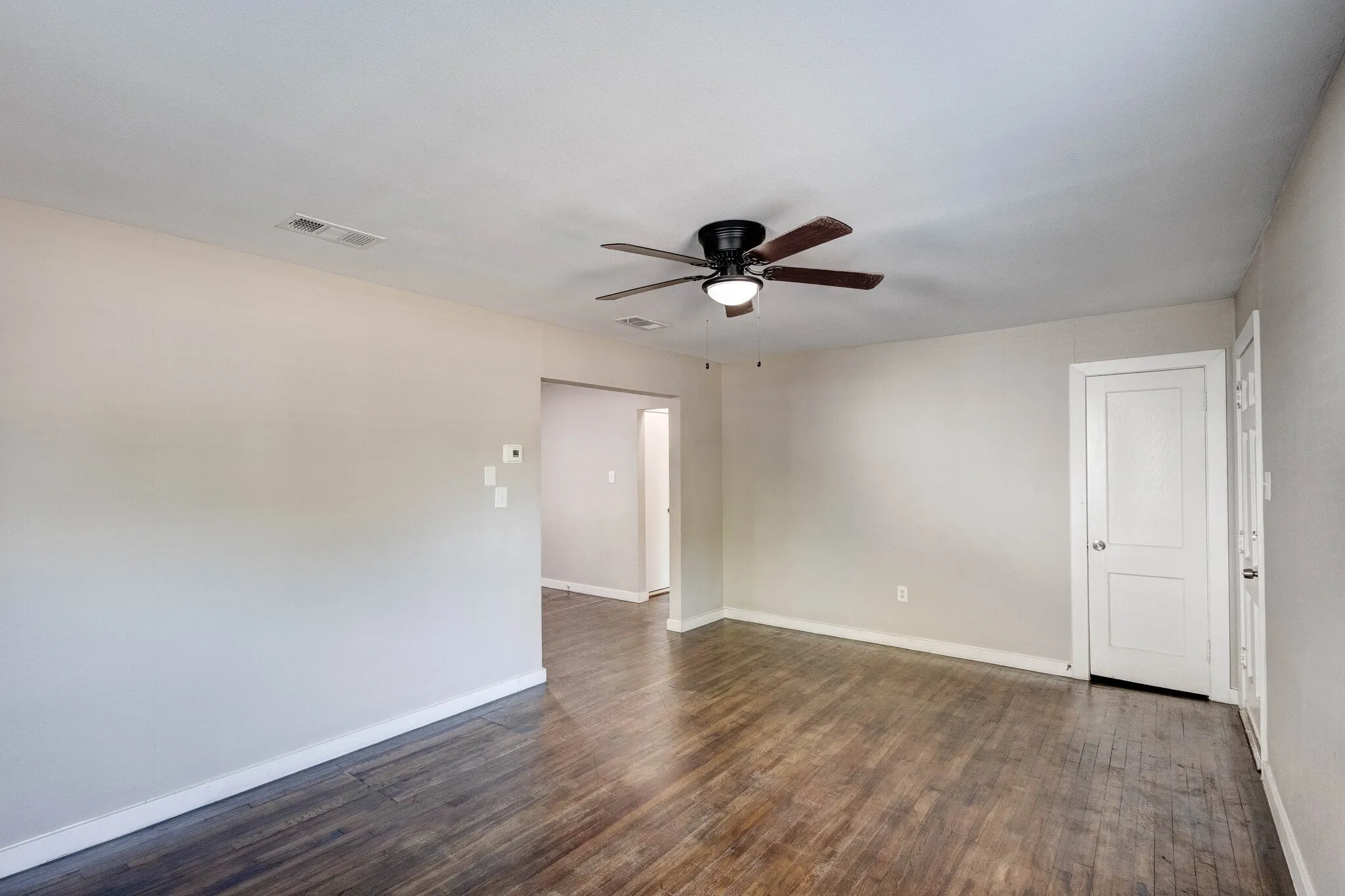 Single Family Residence For Sale in Tarrant County , 913 S Sargent Street, Fort Worth, Texas 76103, 2 Bedroom, 1 Bathroom, 1 Garage spaces, 924 Sqft, built in 1949, mls#21390483, Real Estate Agent in Fort Worth, Homes For Sale in Tarrant county, Homes For Sale in Fort Worth, Realtor in Fort Worth Texas, Real Estate Brokerage Independent Realty Texas, Luminita Cordes Realtor