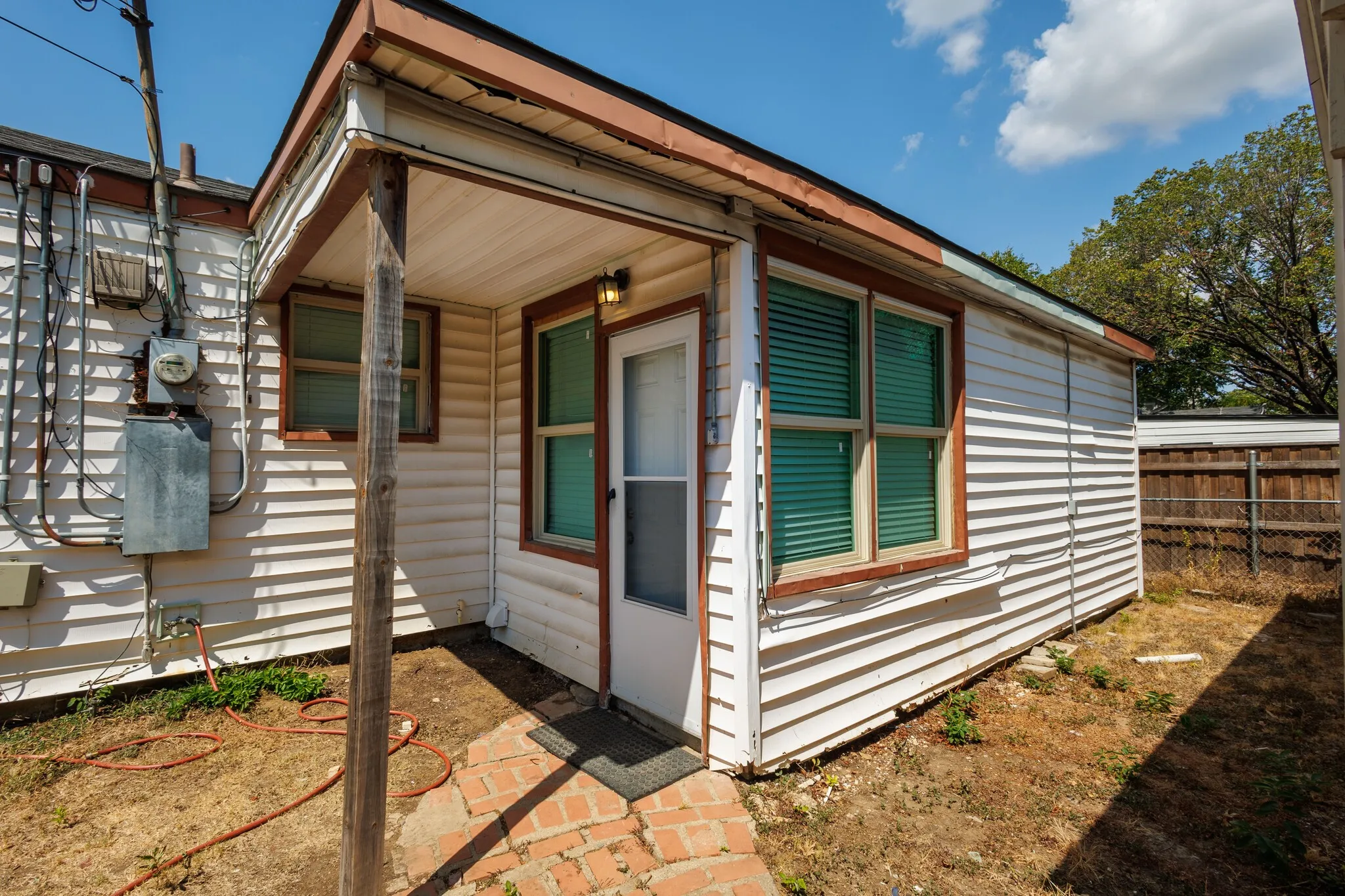 Single Family Residence For Sale in Tarrant County , 913 S Sargent Street, Fort Worth, Texas 76103, 2 Bedroom, 1 Bathroom, 1 Garage spaces, 924 Sqft, built in 1949, mls#21390483, Real Estate Agent in Fort Worth, Homes For Sale in Tarrant county, Homes For Sale in Fort Worth, Realtor in Fort Worth Texas, Real Estate Brokerage Independent Realty Texas, Luminita Cordes Realtor
