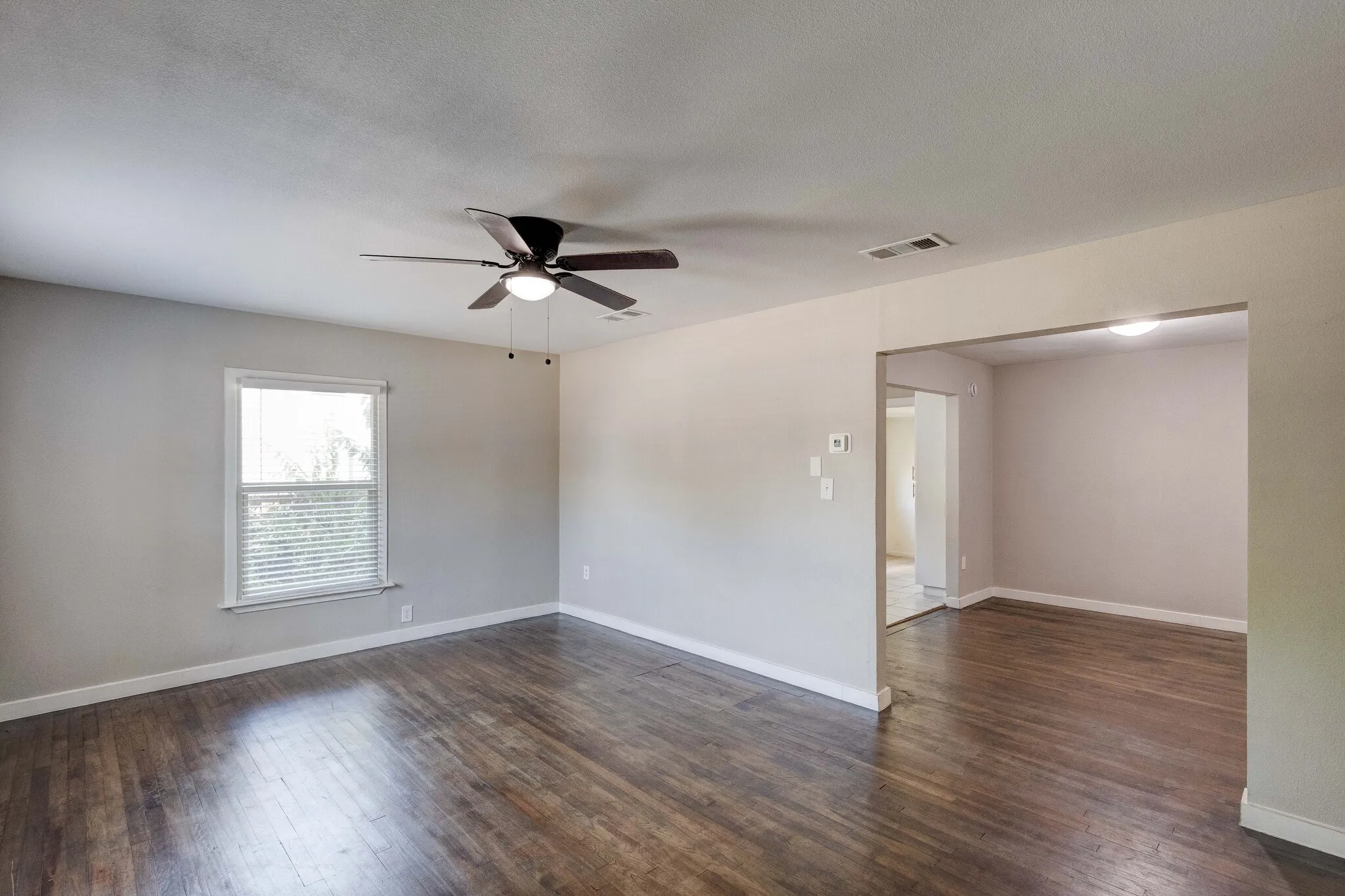 Single Family Residence For Sale in Tarrant County , 913 S Sargent Street, Fort Worth, Texas 76103, 2 Bedroom, 1 Bathroom, 1 Garage spaces, 924 Sqft, built in 1949, mls#21390483, Real Estate Agent in Fort Worth, Homes For Sale in Tarrant county, Homes For Sale in Fort Worth, Realtor in Fort Worth Texas, Real Estate Brokerage Independent Realty Texas, Luminita Cordes Realtor