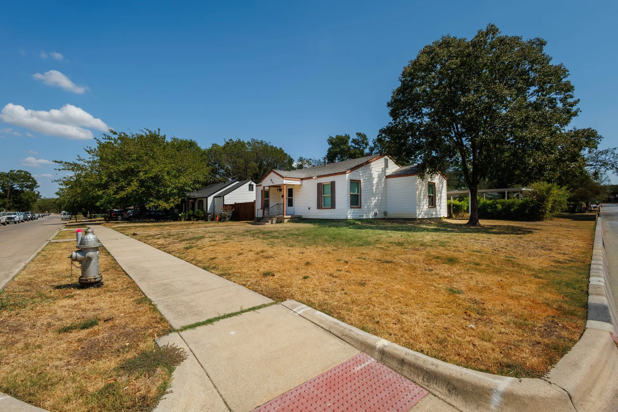 Single Family Residence For Sale in Tarrant County , 913 S Sargent Street, Fort Worth, Texas 76103, 2 Bedroom, 1 Bathroom, 1 Garage spaces, 924 Sqft, built in 1949, mls#21390483, Real Estate Agent in Fort Worth, Homes For Sale in Tarrant county, Homes For Sale in Fort Worth, Realtor in Fort Worth Texas, Real Estate Brokerage Independent Realty Texas, Luminita Cordes Realtor