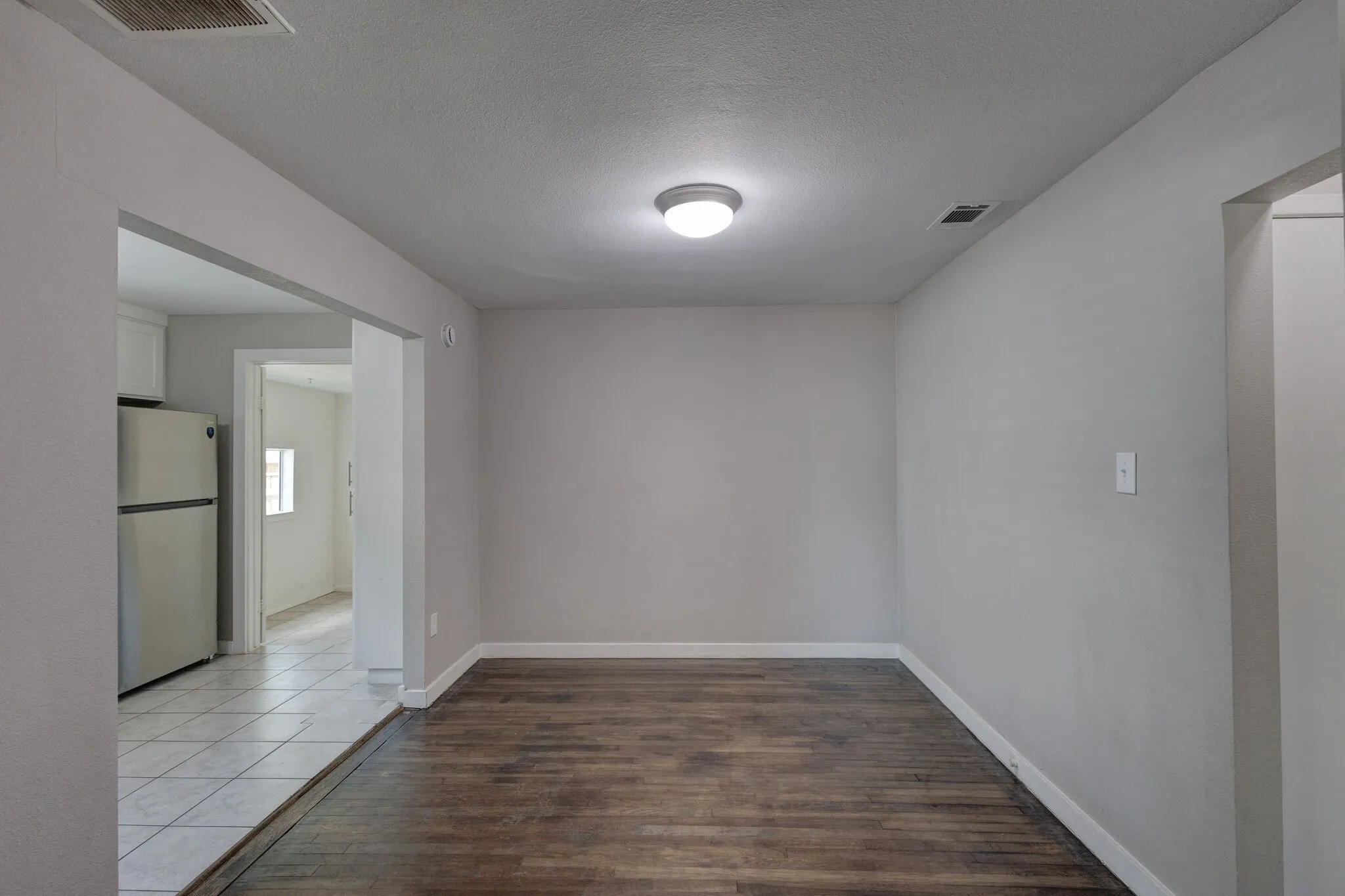 Single Family Residence For Sale in Tarrant County , 913 S Sargent Street, Fort Worth, Texas 76103, 2 Bedroom, 1 Bathroom, 1 Garage spaces, 924 Sqft, built in 1949, mls#21390483, Real Estate Agent in Fort Worth, Homes For Sale in Tarrant county, Homes For Sale in Fort Worth, Realtor in Fort Worth Texas, Real Estate Brokerage Independent Realty Texas, Luminita Cordes Realtor