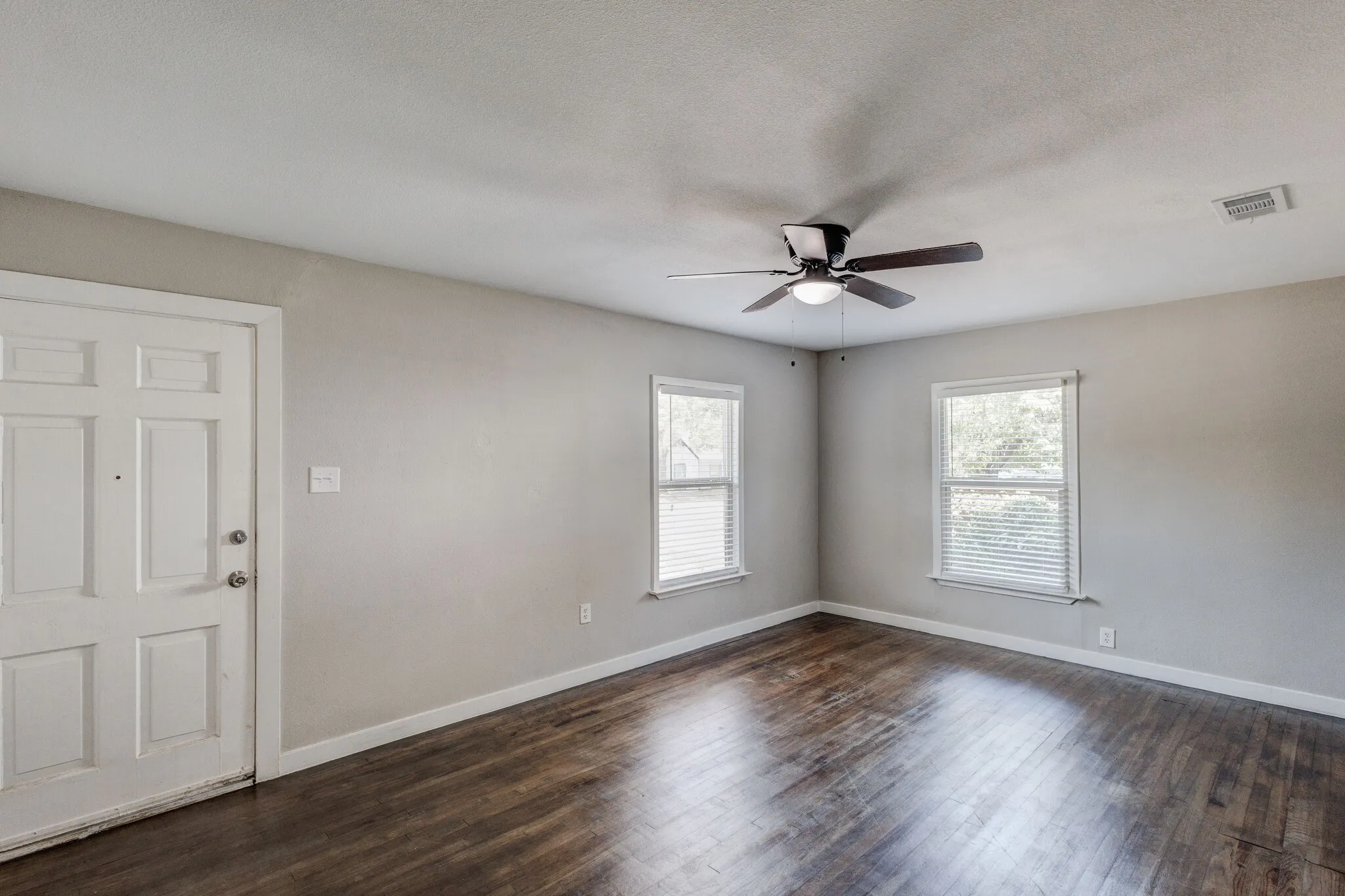 Single Family Residence For Sale in Tarrant County , 913 S Sargent Street, Fort Worth, Texas 76103, 2 Bedroom, 1 Bathroom, 1 Garage spaces, 924 Sqft, built in 1949, mls#21390483, Real Estate Agent in Fort Worth, Homes For Sale in Tarrant county, Homes For Sale in Fort Worth, Realtor in Fort Worth Texas, Real Estate Brokerage Independent Realty Texas, Luminita Cordes Realtor