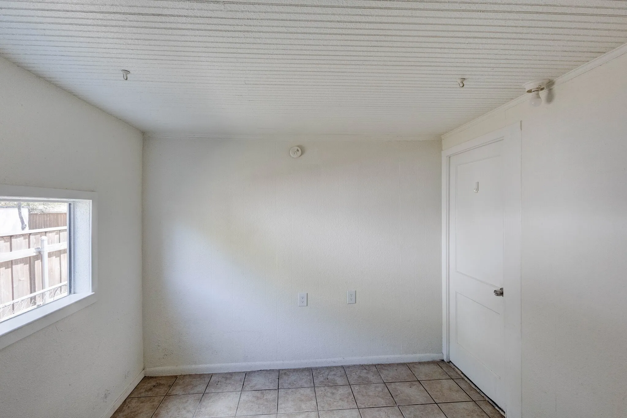 Single Family Residence For Sale in Tarrant County , 913 S Sargent Street, Fort Worth, Texas 76103, 2 Bedroom, 1 Bathroom, 1 Garage spaces, 924 Sqft, built in 1949, mls#21390483, Real Estate Agent in Fort Worth, Homes For Sale in Tarrant county, Homes For Sale in Fort Worth, Realtor in Fort Worth Texas, Real Estate Brokerage Independent Realty Texas, Luminita Cordes Realtor