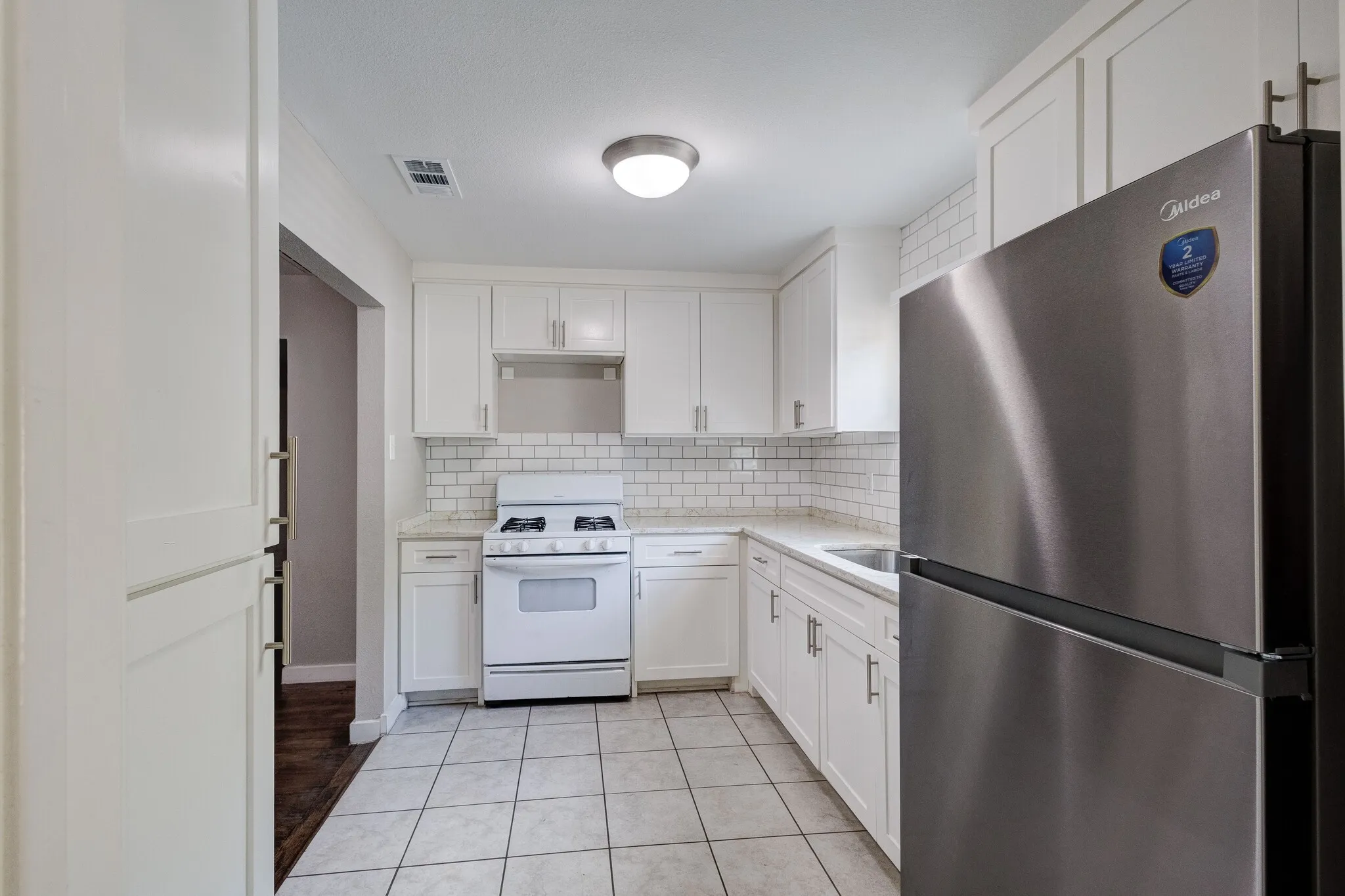 Single Family Residence For Sale in Tarrant County , 913 S Sargent Street, Fort Worth, Texas 76103, 2 Bedroom, 1 Bathroom, 1 Garage spaces, 924 Sqft, built in 1949, mls#21390483, Real Estate Agent in Fort Worth, Homes For Sale in Tarrant county, Homes For Sale in Fort Worth, Realtor in Fort Worth Texas, Real Estate Brokerage Independent Realty Texas, Luminita Cordes Realtor