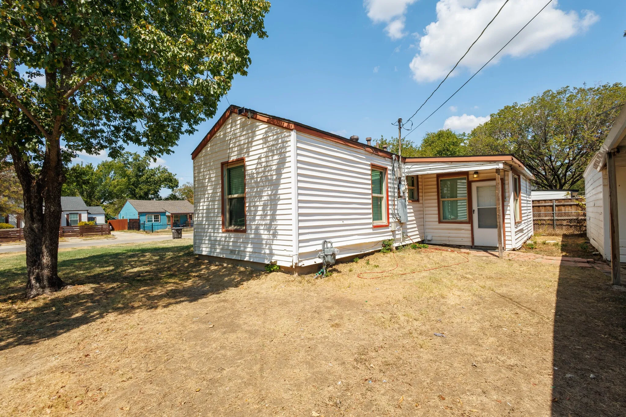 Single Family Residence For Sale in Tarrant County , 913 S Sargent Street, Fort Worth, Texas 76103, 2 Bedroom, 1 Bathroom, 1 Garage spaces, 924 Sqft, built in 1949, mls#21390483, Real Estate Agent in Fort Worth, Homes For Sale in Tarrant county, Homes For Sale in Fort Worth, Realtor in Fort Worth Texas, Real Estate Brokerage Independent Realty Texas, Luminita Cordes Realtor