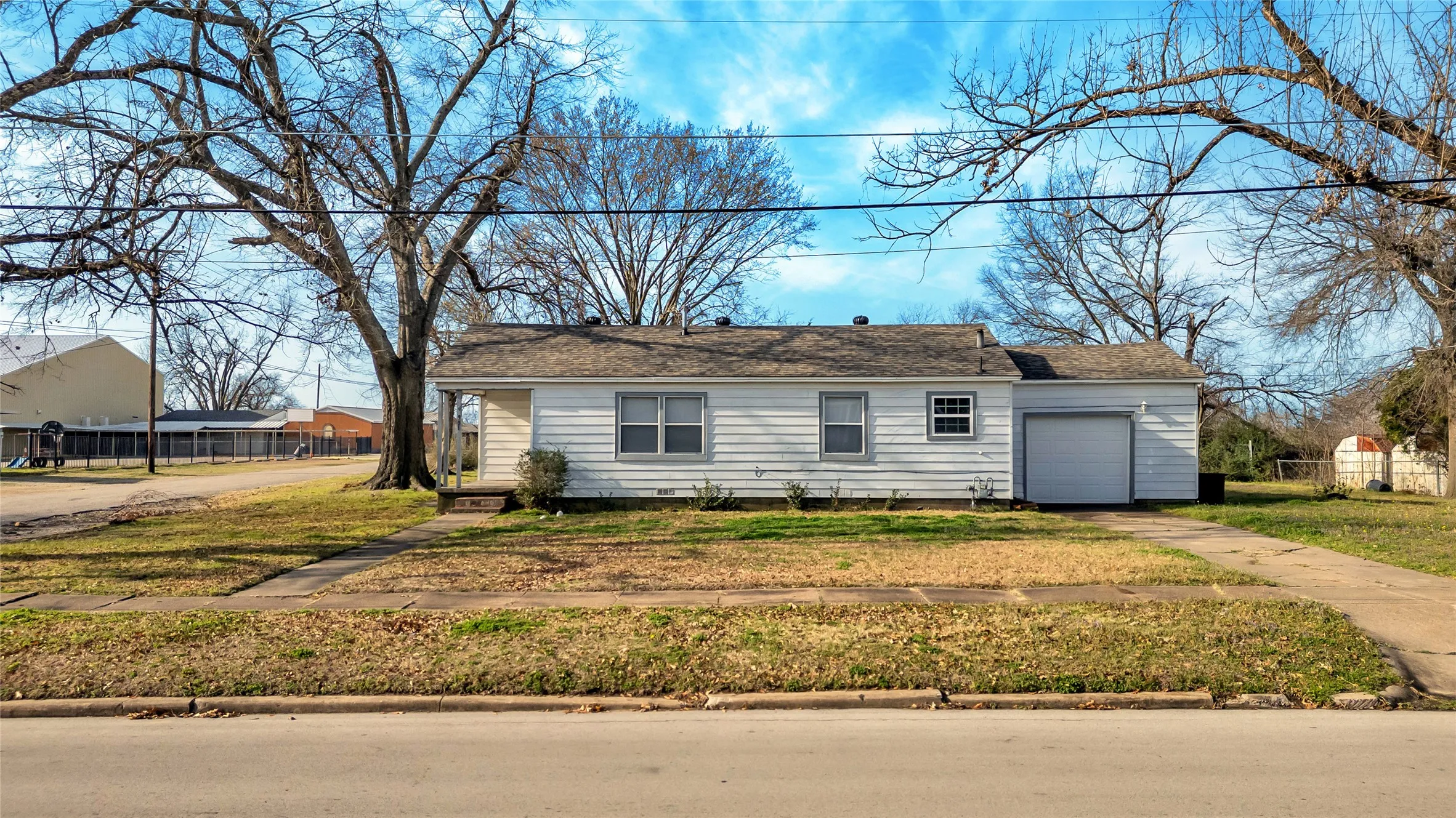 Single Family Residence For Sale in Kaufman County , 901 Johnson Street, Terrell, Texas 75160, 3 Bedroom, 1 Bathroom, 1 Garage spaces, 1,080 Sqft, built in 1990, mls#21390543, Real Estate Agent in Terrell, Homes For Sale in Kaufman county, Homes For Sale in Terrell, Realtor in Terrell Texas, Real Estate Brokerage Independent Realty Texas, Luminita Cordes Realtor