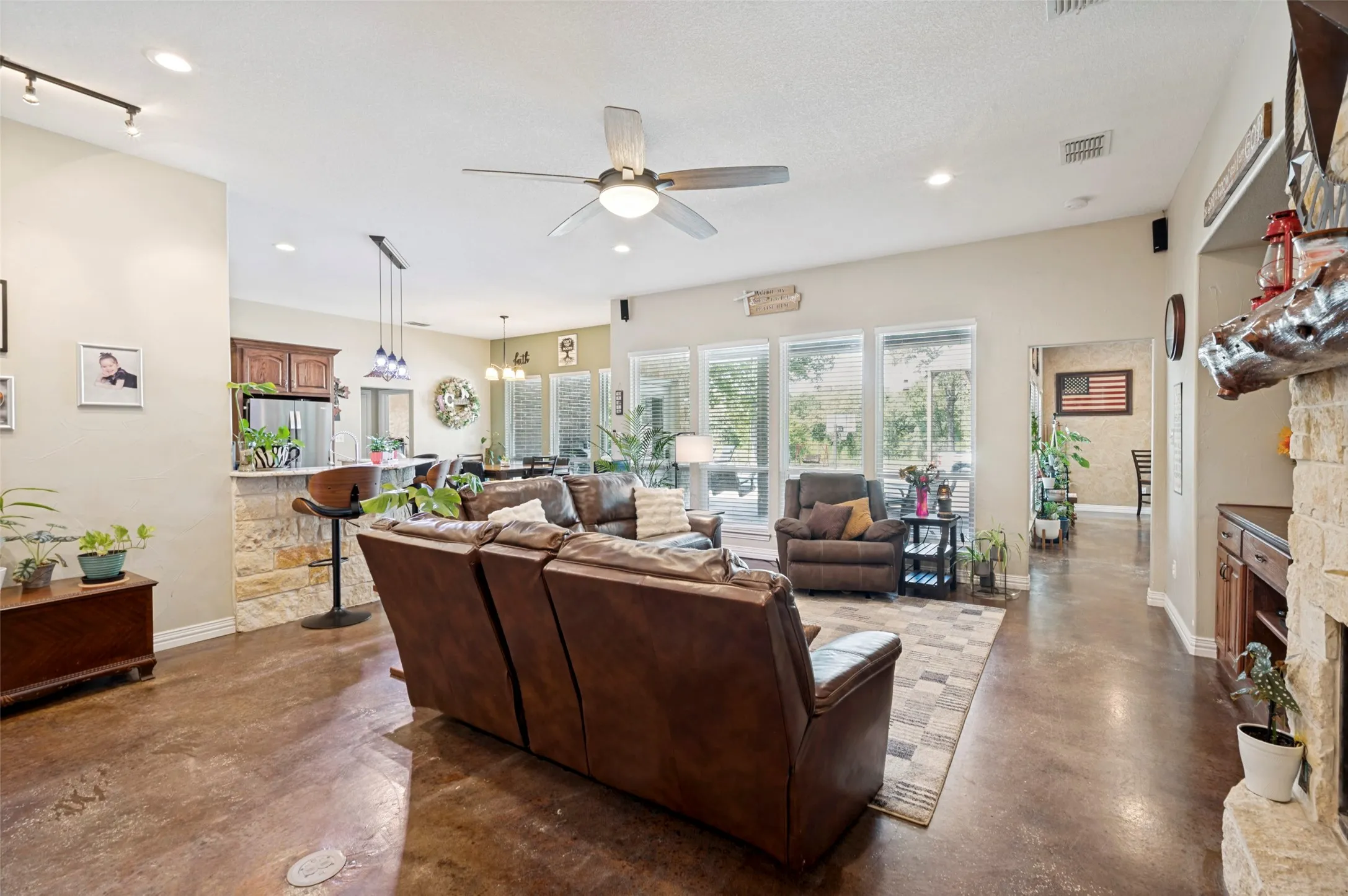 Single Family Residence For Sale in Henderson County , 30971 Fm 85, Kemp, Texas 75143, 4 Bedroom, 4 Bathroom, 3 Garage spaces, 3,214 Sqft, built in 2011, mls#21382643, Real Estate Agent in Kemp, Homes For Sale in Henderson county, Homes For Sale in Kemp, Realtor in Kemp Texas, Real Estate Brokerage Independent Realty Texas, Luminita Cordes Realtor