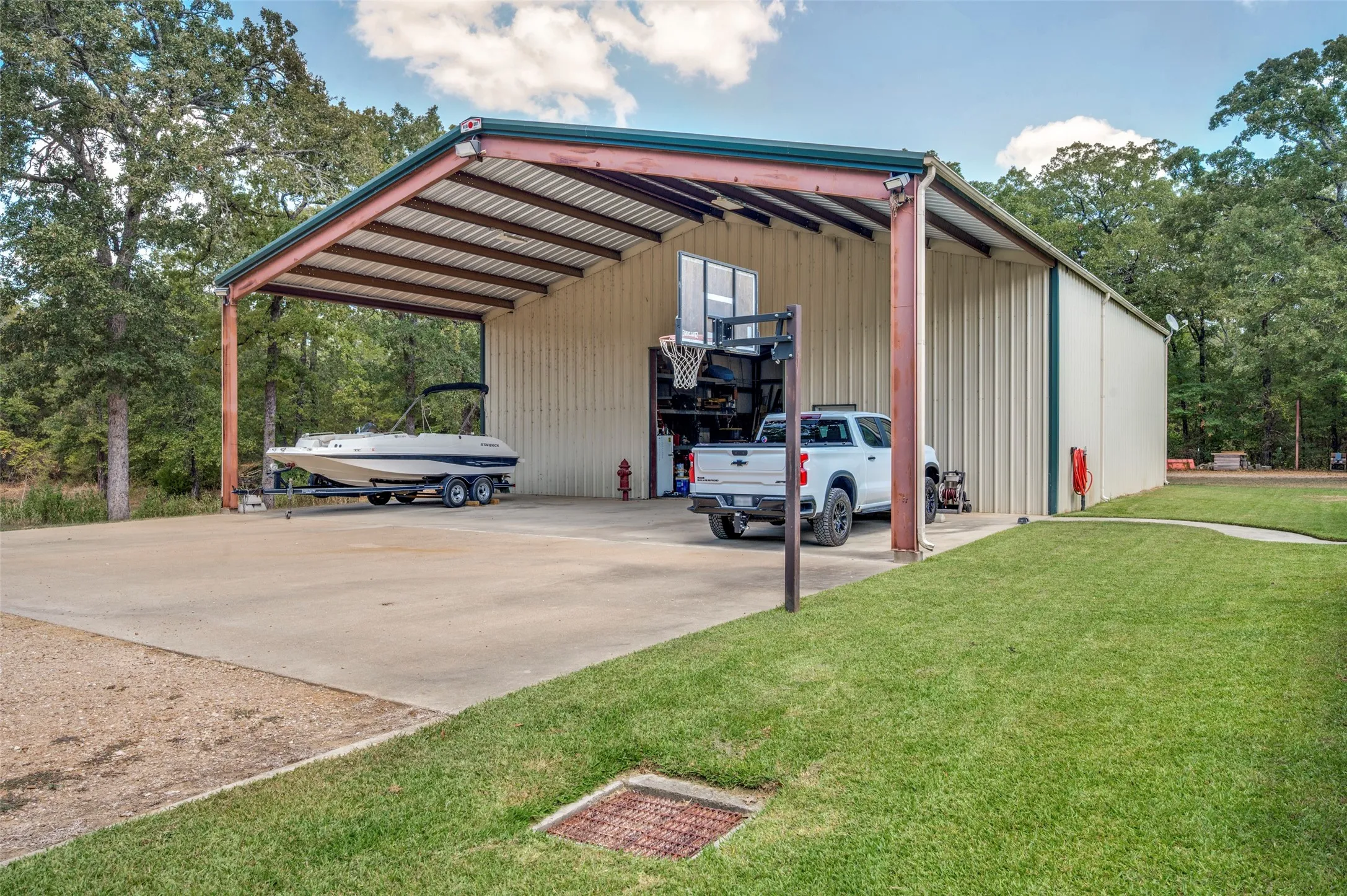 Single Family Residence For Sale in Henderson County , 30971 Fm 85, Kemp, Texas 75143, 4 Bedroom, 4 Bathroom, 3 Garage spaces, 3,214 Sqft, built in 2011, mls#21382643, Real Estate Agent in Kemp, Homes For Sale in Henderson county, Homes For Sale in Kemp, Realtor in Kemp Texas, Real Estate Brokerage Independent Realty Texas, Luminita Cordes Realtor