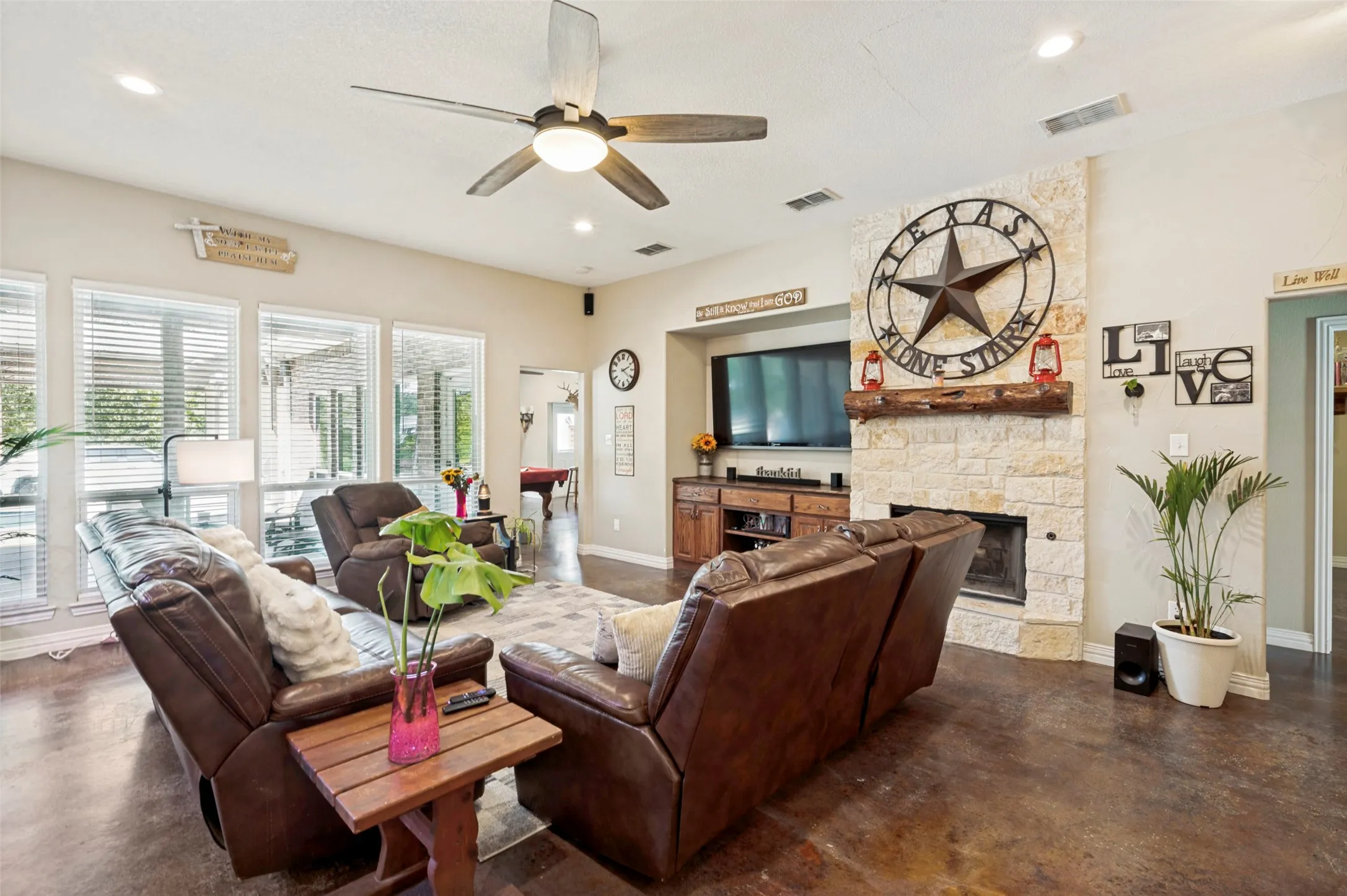 Single Family Residence For Sale in Henderson County , 30971 Fm 85, Kemp, Texas 75143, 4 Bedroom, 4 Bathroom, 3 Garage spaces, 3,214 Sqft, built in 2011, mls#21382643, Real Estate Agent in Kemp, Homes For Sale in Henderson county, Homes For Sale in Kemp, Realtor in Kemp Texas, Real Estate Brokerage Independent Realty Texas, Luminita Cordes Realtor