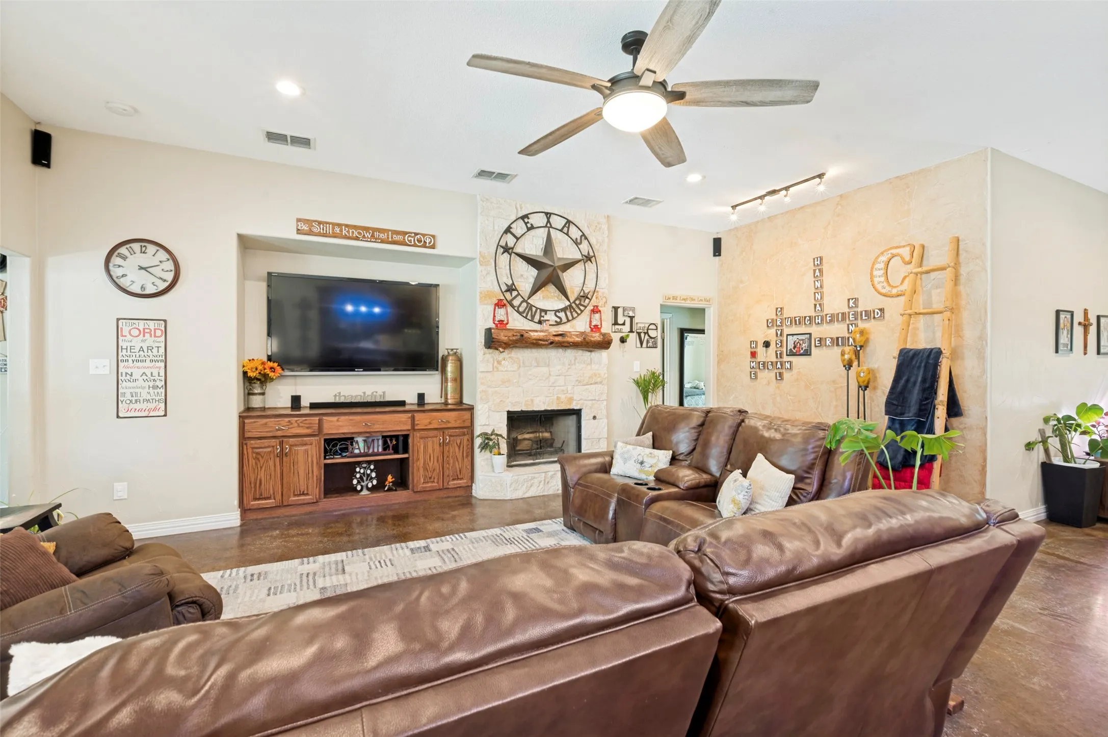 Single Family Residence For Sale in Henderson County , 30971 Fm 85, Kemp, Texas 75143, 4 Bedroom, 4 Bathroom, 3 Garage spaces, 3,214 Sqft, built in 2011, mls#21382643, Real Estate Agent in Kemp, Homes For Sale in Henderson county, Homes For Sale in Kemp, Realtor in Kemp Texas, Real Estate Brokerage Independent Realty Texas, Luminita Cordes Realtor