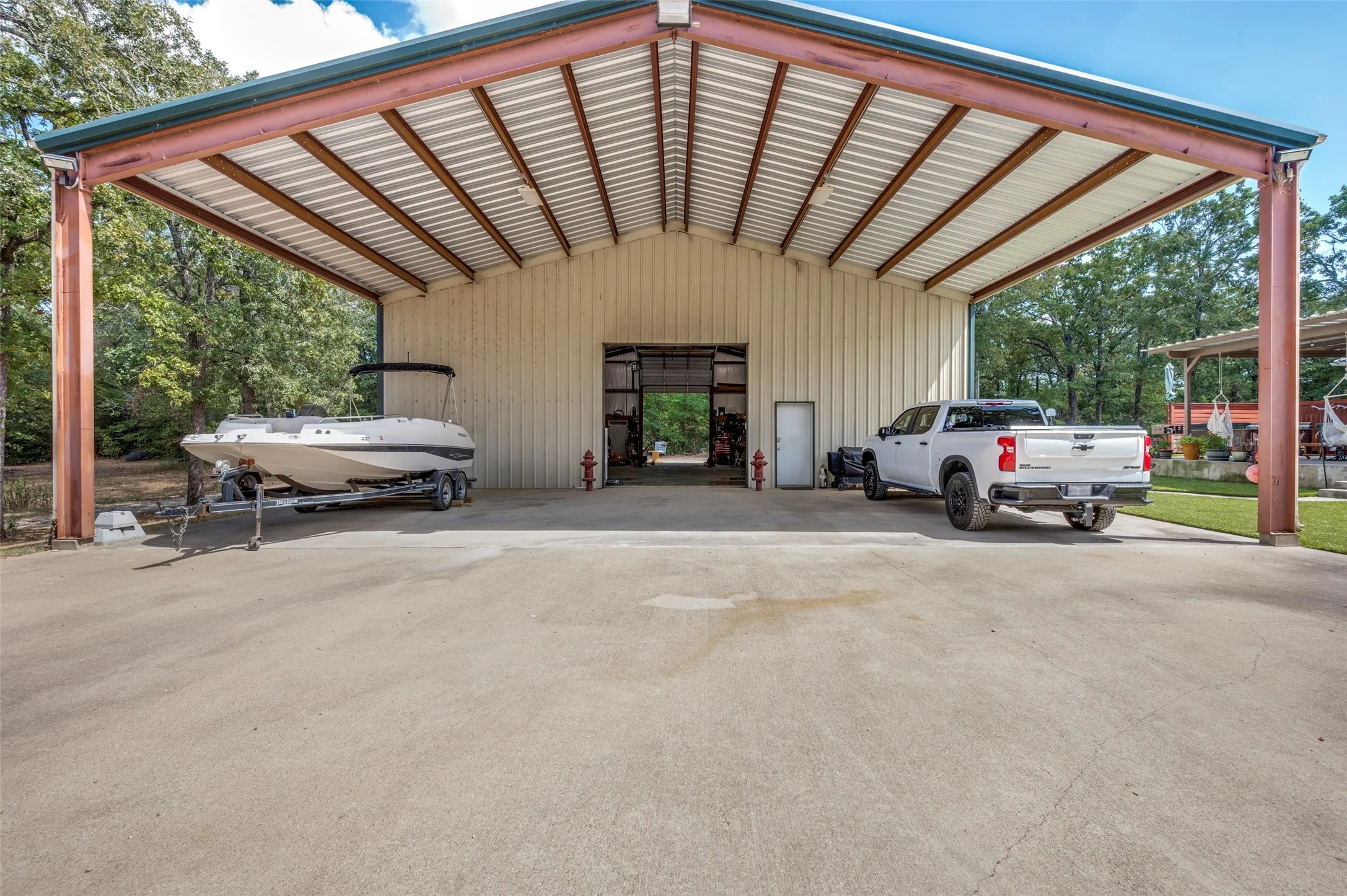 Single Family Residence For Sale in Henderson County , 30971 Fm 85, Kemp, Texas 75143, 4 Bedroom, 4 Bathroom, 3 Garage spaces, 3,214 Sqft, built in 2011, mls#21382643, Real Estate Agent in Kemp, Homes For Sale in Henderson county, Homes For Sale in Kemp, Realtor in Kemp Texas, Real Estate Brokerage Independent Realty Texas, Luminita Cordes Realtor