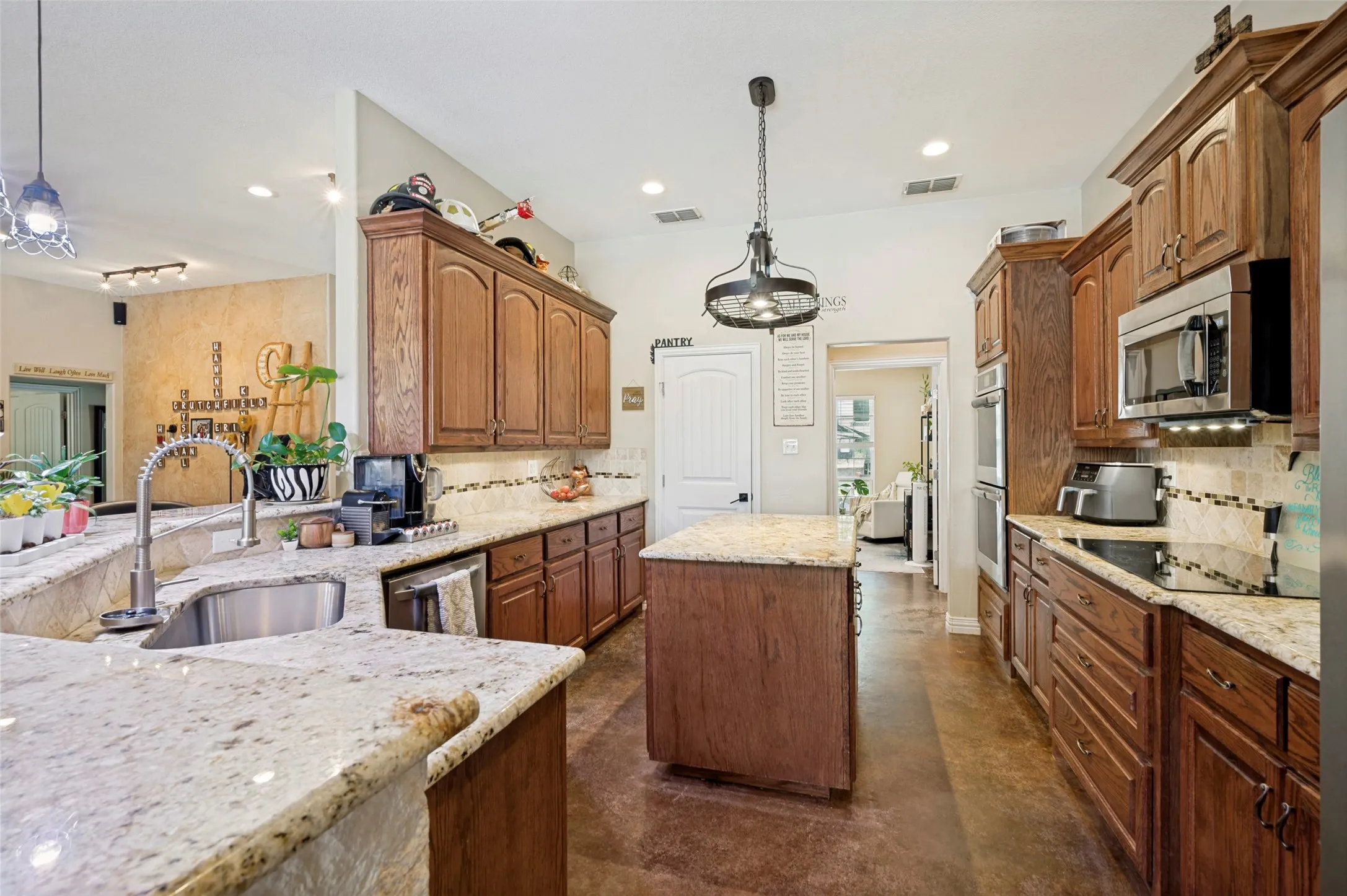 Single Family Residence For Sale in Henderson County , 30971 Fm 85, Kemp, Texas 75143, 4 Bedroom, 4 Bathroom, 3 Garage spaces, 3,214 Sqft, built in 2011, mls#21382643, Real Estate Agent in Kemp, Homes For Sale in Henderson county, Homes For Sale in Kemp, Realtor in Kemp Texas, Real Estate Brokerage Independent Realty Texas, Luminita Cordes Realtor