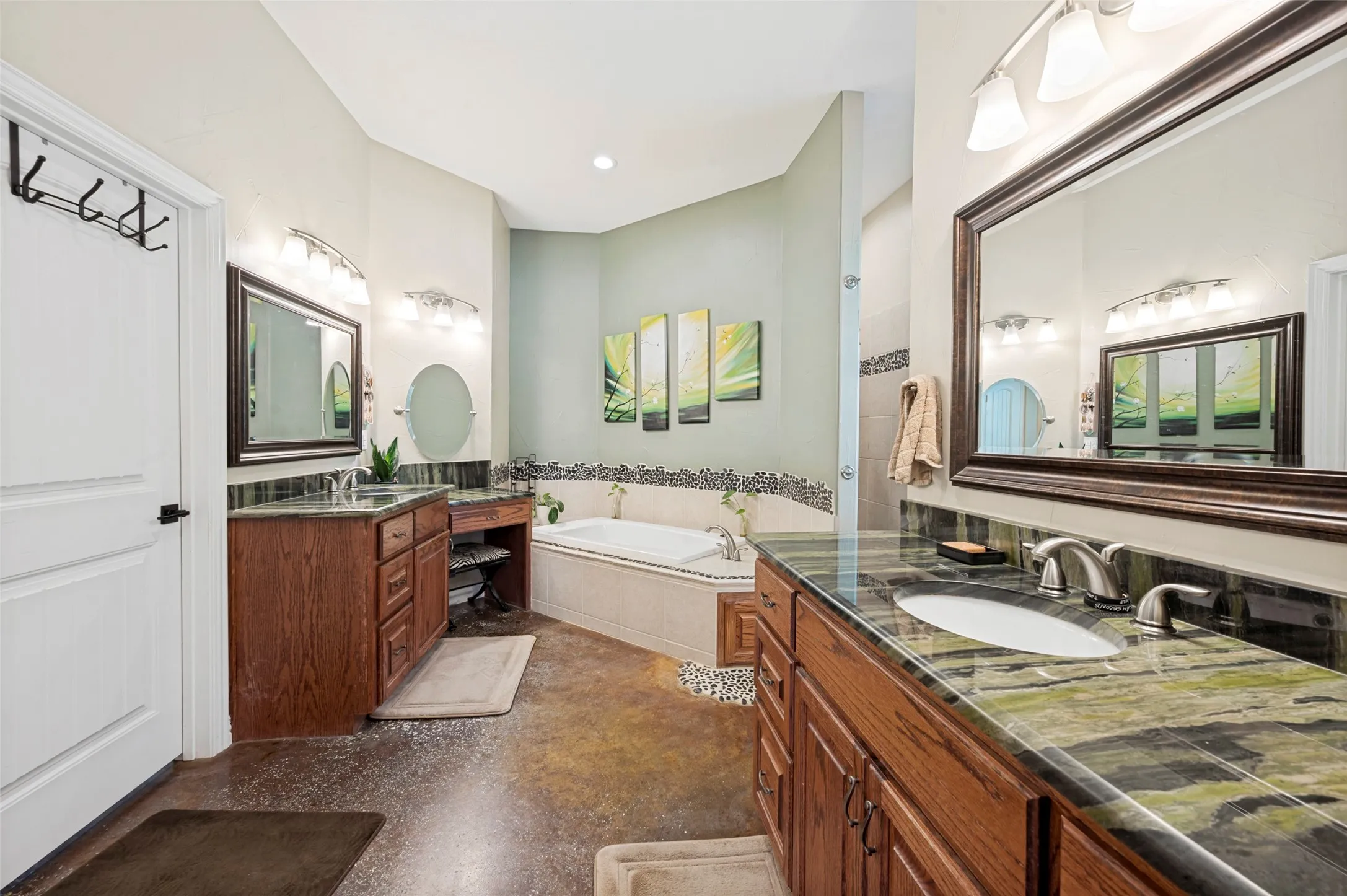 Single Family Residence For Sale in Henderson County , 30971 Fm 85, Kemp, Texas 75143, 4 Bedroom, 4 Bathroom, 3 Garage spaces, 3,214 Sqft, built in 2011, mls#21382643, Real Estate Agent in Kemp, Homes For Sale in Henderson county, Homes For Sale in Kemp, Realtor in Kemp Texas, Real Estate Brokerage Independent Realty Texas, Luminita Cordes Realtor
