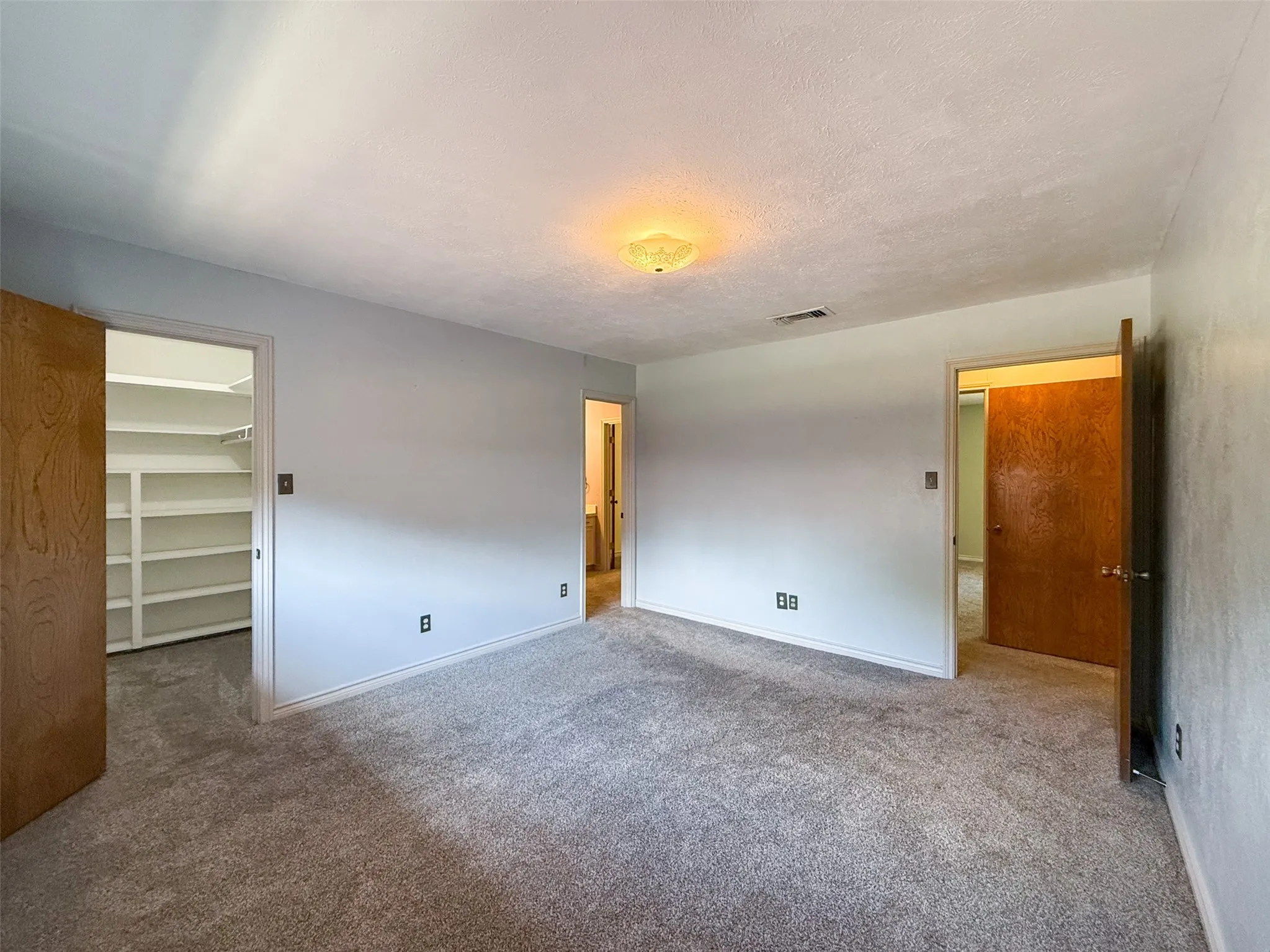 Single Family Residence For Sale in Denton County , 525 Magnolia Street, Denton, Texas 76201, 4 Bedroom, 2 Bathroom, 2 Garage spaces, 2,226 Sqft, built in 1968, mls#21389051, Real Estate Agent in Denton, Homes For Sale in Denton county, Homes For Sale in Denton, Realtor in Denton Texas, Real Estate Brokerage Independent Realty Texas, Luminita Cordes Realtor