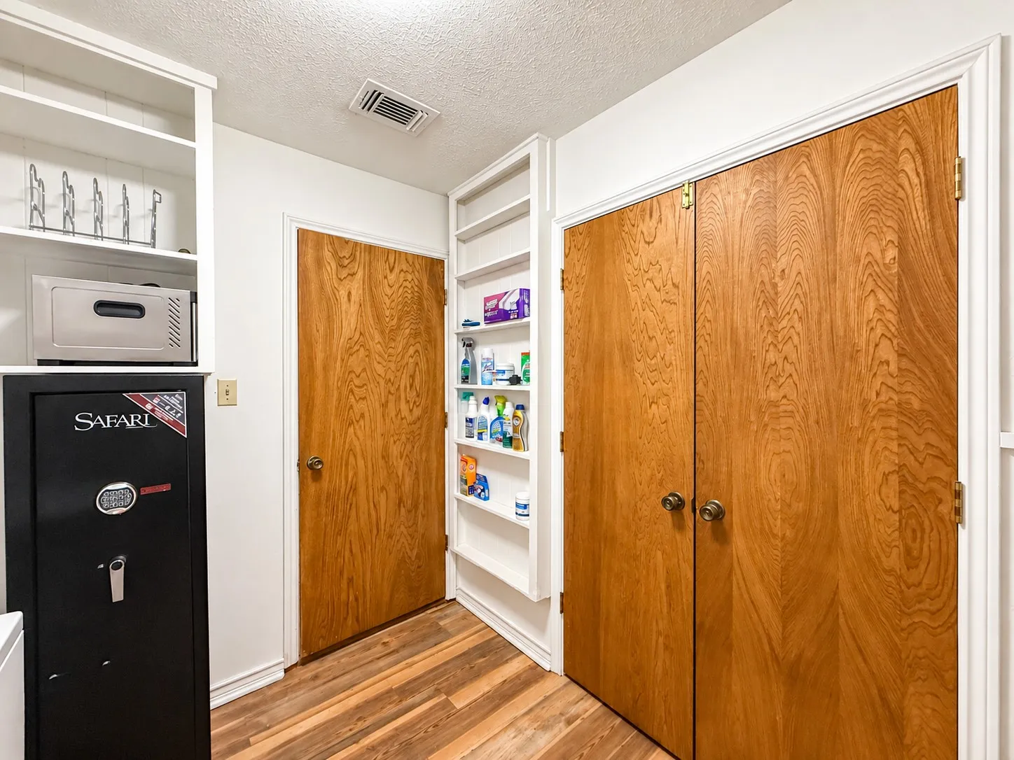 Single Family Residence For Sale in Denton County , 525 Magnolia Street, Denton, Texas 76201, 4 Bedroom, 2 Bathroom, 2 Garage spaces, 2,226 Sqft, built in 1968, mls#21389051, Real Estate Agent in Denton, Homes For Sale in Denton county, Homes For Sale in Denton, Realtor in Denton Texas, Real Estate Brokerage Independent Realty Texas, Luminita Cordes Realtor