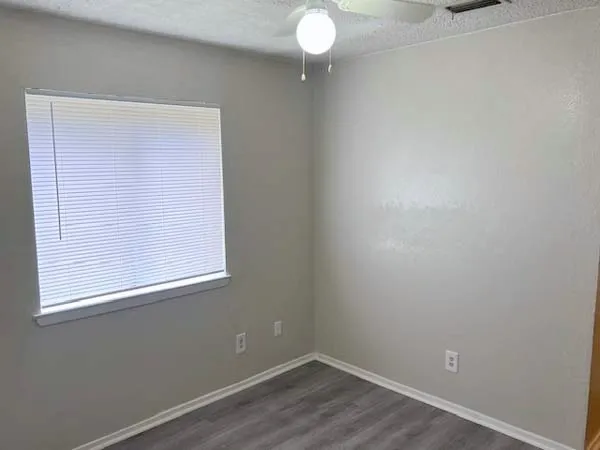 Single Family Residence For Rent in Ellis County , 806 Phillips Drive, Ennis, Texas 75119, 3 Bedroom, 2 Bathroom, 2 Garage spaces, 1,154 Sqft, built in 1972, mls#21390549, Real Estate Agent in Ennis, Homes For Rent in Ellis county, Homes For Rent in Ennis, Realtor in Ennis Texas, Real Estate Brokerage Independent Realty Texas, Luminita Cordes Realtor