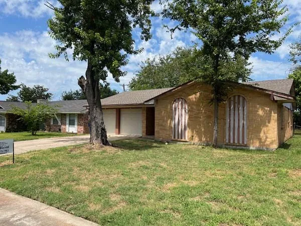 Single Family Residence For Rent in Ellis County , 806 Phillips Drive, Ennis, Texas 75119, 3 Bedroom, 2 Bathroom, 2 Garage spaces, 1,154 Sqft, built in 1972, mls#21390549, Real Estate Agent in Ennis, Homes For Rent in Ellis county, Homes For Rent in Ennis, Realtor in Ennis Texas, Real Estate Brokerage Independent Realty Texas, Luminita Cordes Realtor