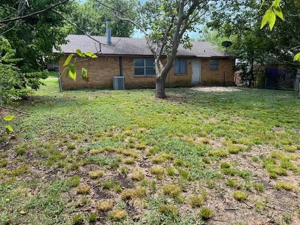 Single Family Residence For Rent in Ellis County , 806 Phillips Drive, Ennis, Texas 75119, 3 Bedroom, 2 Bathroom, 2 Garage spaces, 1,154 Sqft, built in 1972, mls#21390549, Real Estate Agent in Ennis, Homes For Rent in Ellis county, Homes For Rent in Ennis, Realtor in Ennis Texas, Real Estate Brokerage Independent Realty Texas, Luminita Cordes Realtor