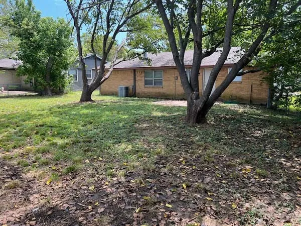 Single Family Residence For Rent in Ellis County , 806 Phillips Drive, Ennis, Texas 75119, 3 Bedroom, 2 Bathroom, 2 Garage spaces, 1,154 Sqft, built in 1972, mls#21390549, Real Estate Agent in Ennis, Homes For Rent in Ellis county, Homes For Rent in Ennis, Realtor in Ennis Texas, Real Estate Brokerage Independent Realty Texas, Luminita Cordes Realtor