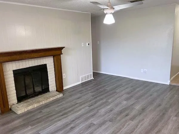 Single Family Residence For Rent in Ellis County , 806 Phillips Drive, Ennis, Texas 75119, 3 Bedroom, 2 Bathroom, 2 Garage spaces, 1,154 Sqft, built in 1972, mls#21390549, Real Estate Agent in Ennis, Homes For Rent in Ellis county, Homes For Rent in Ennis, Realtor in Ennis Texas, Real Estate Brokerage Independent Realty Texas, Luminita Cordes Realtor