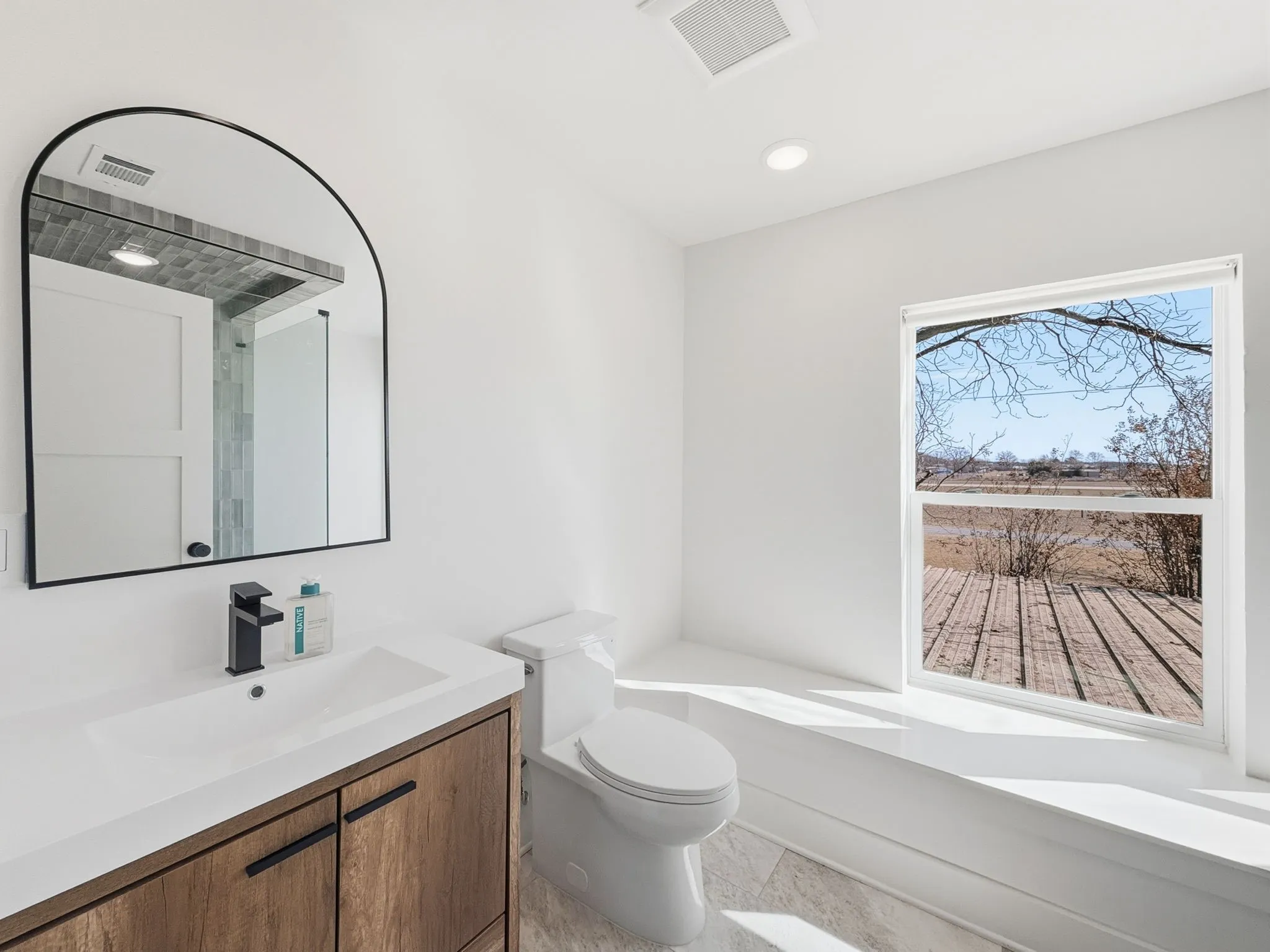 Single Family Residence For Sale in Palo Pinto County , 1031 Airport Road, Graford, Texas 76449, 4 Bedroom, 3 Bathroom, Garage spaces, 3,027 Sqft, built in 1986, mls#21390394, Real Estate Agent in Graford, Homes For Sale in Palo Pinto county, Homes For Sale in Graford, Realtor in Graford Texas, Real Estate Brokerage Independent Realty Texas, Luminita Cordes Realtor