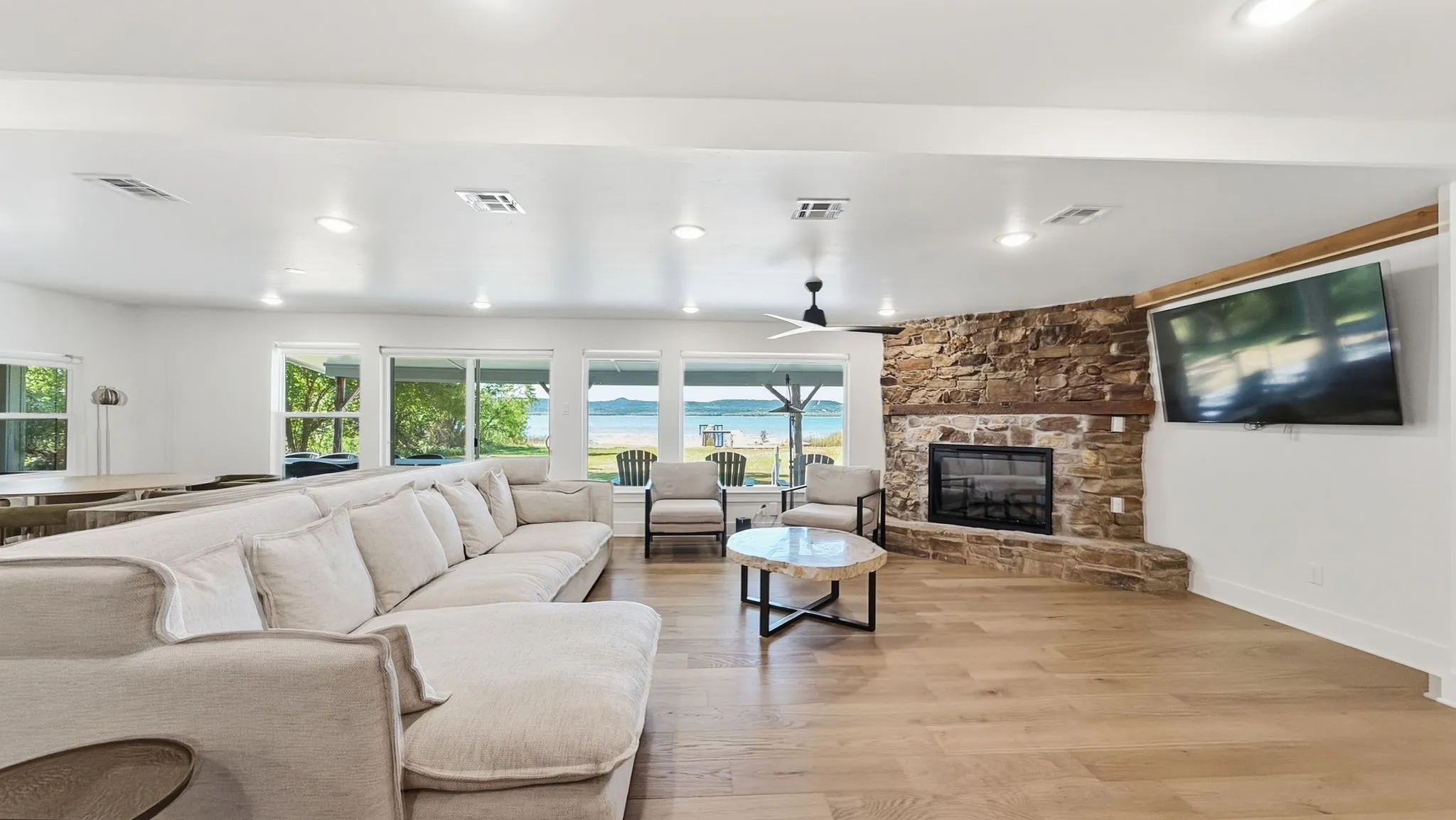 Single Family Residence For Sale in Palo Pinto County , 1031 Airport Road, Graford, Texas 76449, 4 Bedroom, 3 Bathroom, Garage spaces, 3,027 Sqft, built in 1986, mls#21390394, Real Estate Agent in Graford, Homes For Sale in Palo Pinto county, Homes For Sale in Graford, Realtor in Graford Texas, Real Estate Brokerage Independent Realty Texas, Luminita Cordes Realtor